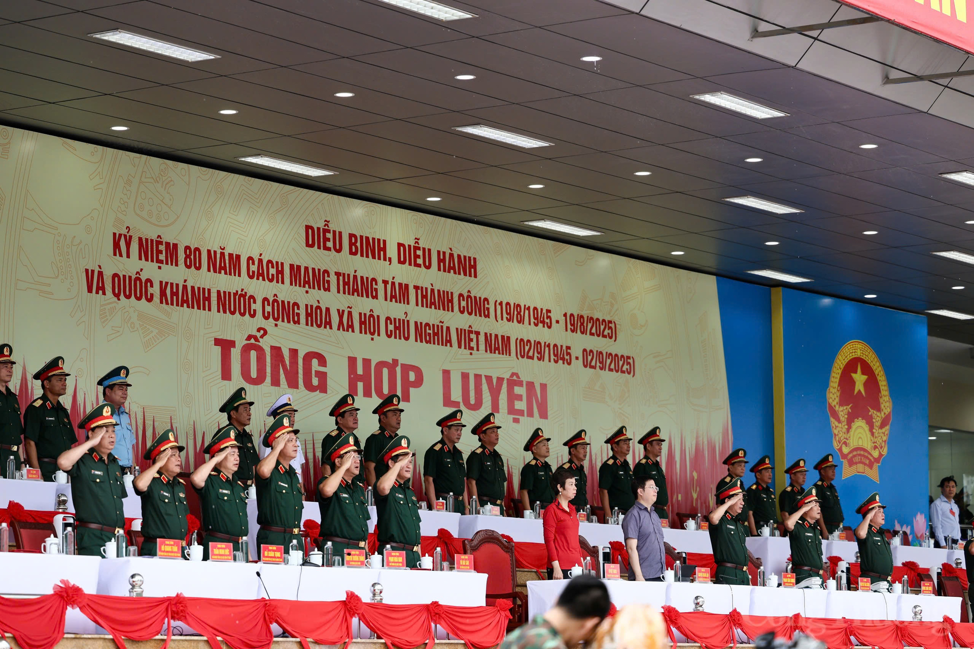 Tham dự có Đại tướng Nguyễn Tân Cương, Ủy viên Trung ương Đảng, Ủy viên Thường vụ Quân ủy Trung ương, Tổng Tham mưu trưởng Quân đội nhân dân (QĐND) Việt Nam, Thứ trưởng Bộ Quốc phòng; Thượng tướng Hoàng Xuân Chiến, Ủy viên Trung ương Đảng, Ủy viên Thường vụ Quân ủy Trung ương, Thứ trưởng Bộ Quốc phòng; các đồng chí lãnh đạo Bộ Quốc phòng, đại diện Bộ Công an; thủ trưởng Bộ Tổng Tham mưu QĐND Việt Nam, Tổng cục Chính trị QĐND Việt Nam...