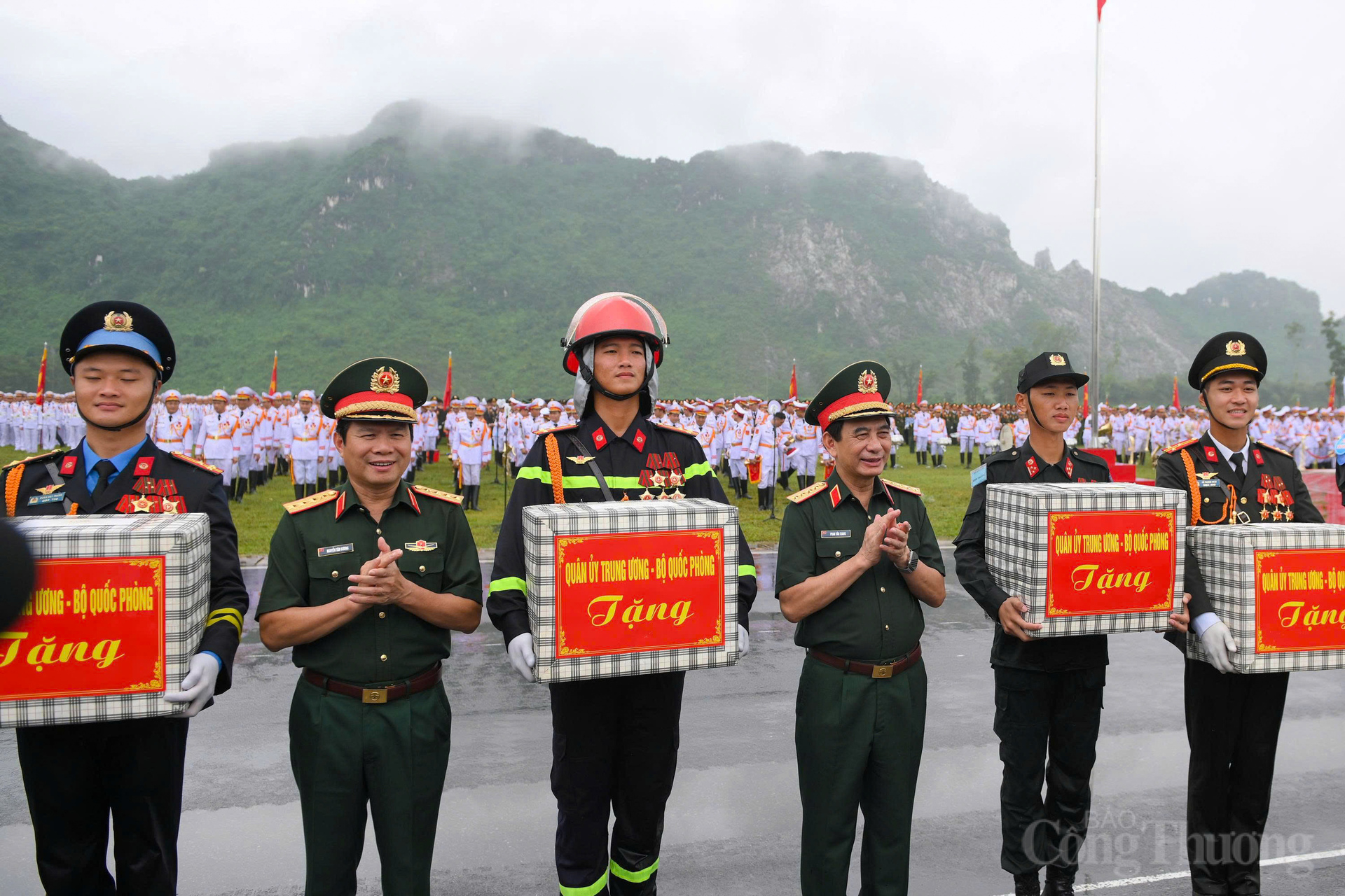 Đại tướng Phan Văn Giang và Đại tướng Nguyễn Tân Cương tặng quà, động viên các lực lượng.