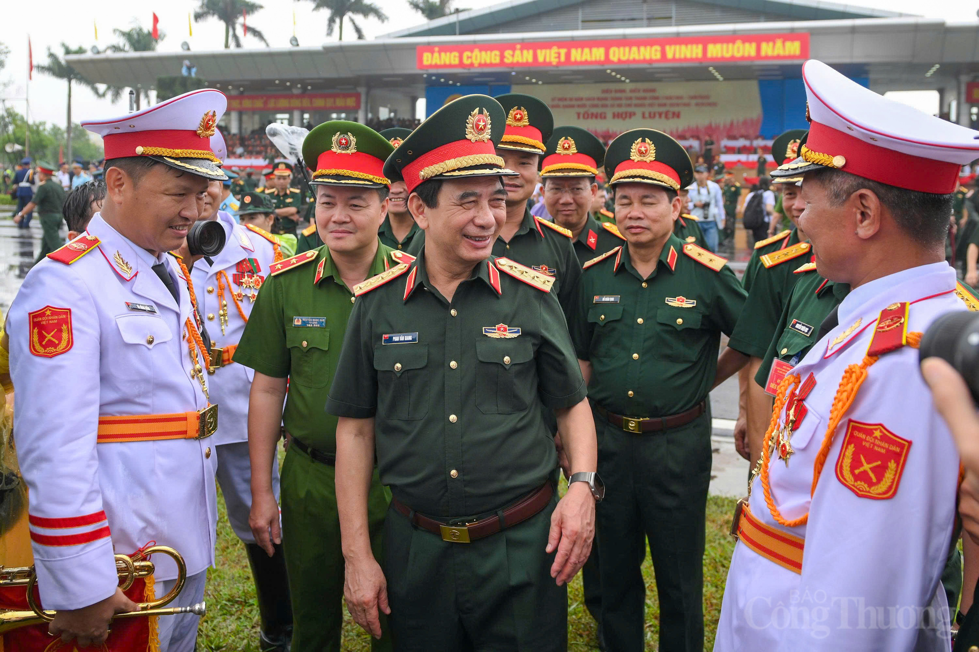 Đại tướng Phan Văn Giang cùng các đồng chí lãnh đạo Bộ Quốc phòng động viên các lực lượng.