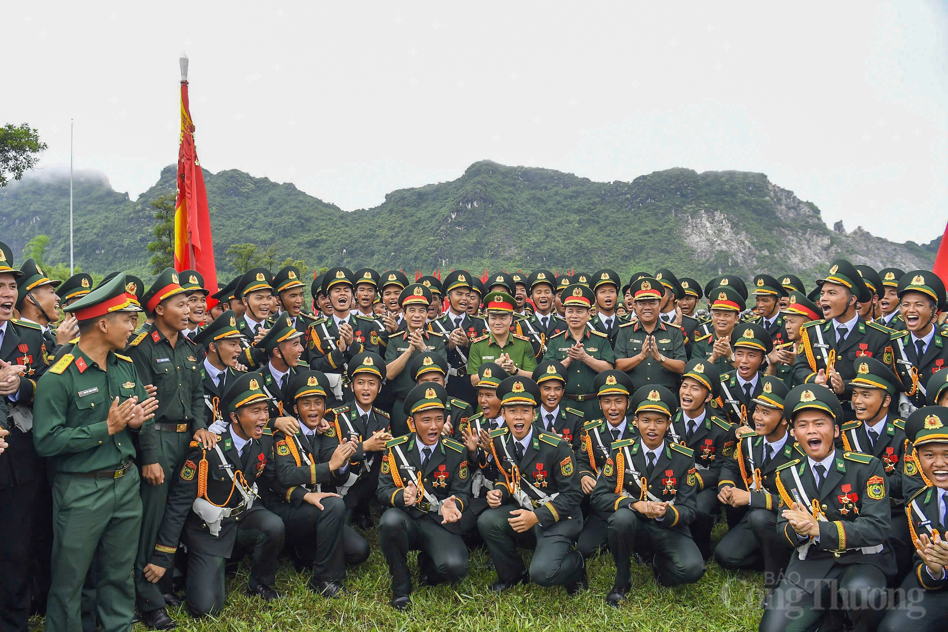 Đại tướng Phan Văn Giang cùng các lãnh đạo Bộ Quốc phòng, Bộ Công an chụp ảnh cùng các lực lượng tham gia diễu binh, diễu hành.