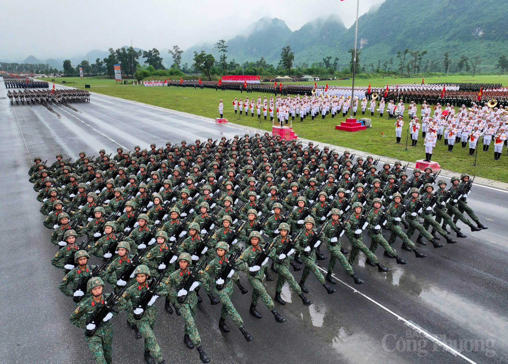 Những bước chân đều, dứt khoát sẵn sàng hướng về Quảng trường Ba Đình lịch sử.