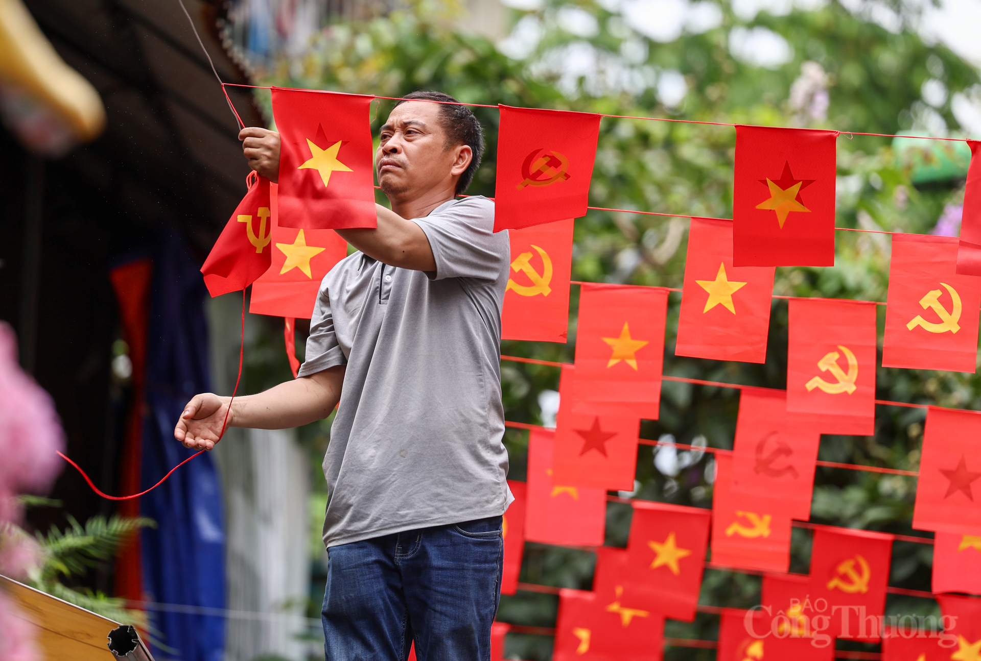 Có thể thấy, tinh thần yêu nước và niềm tự hào dân tộc đang lan tỏa mạnh mẽ qua từng con phố Hà Nội.