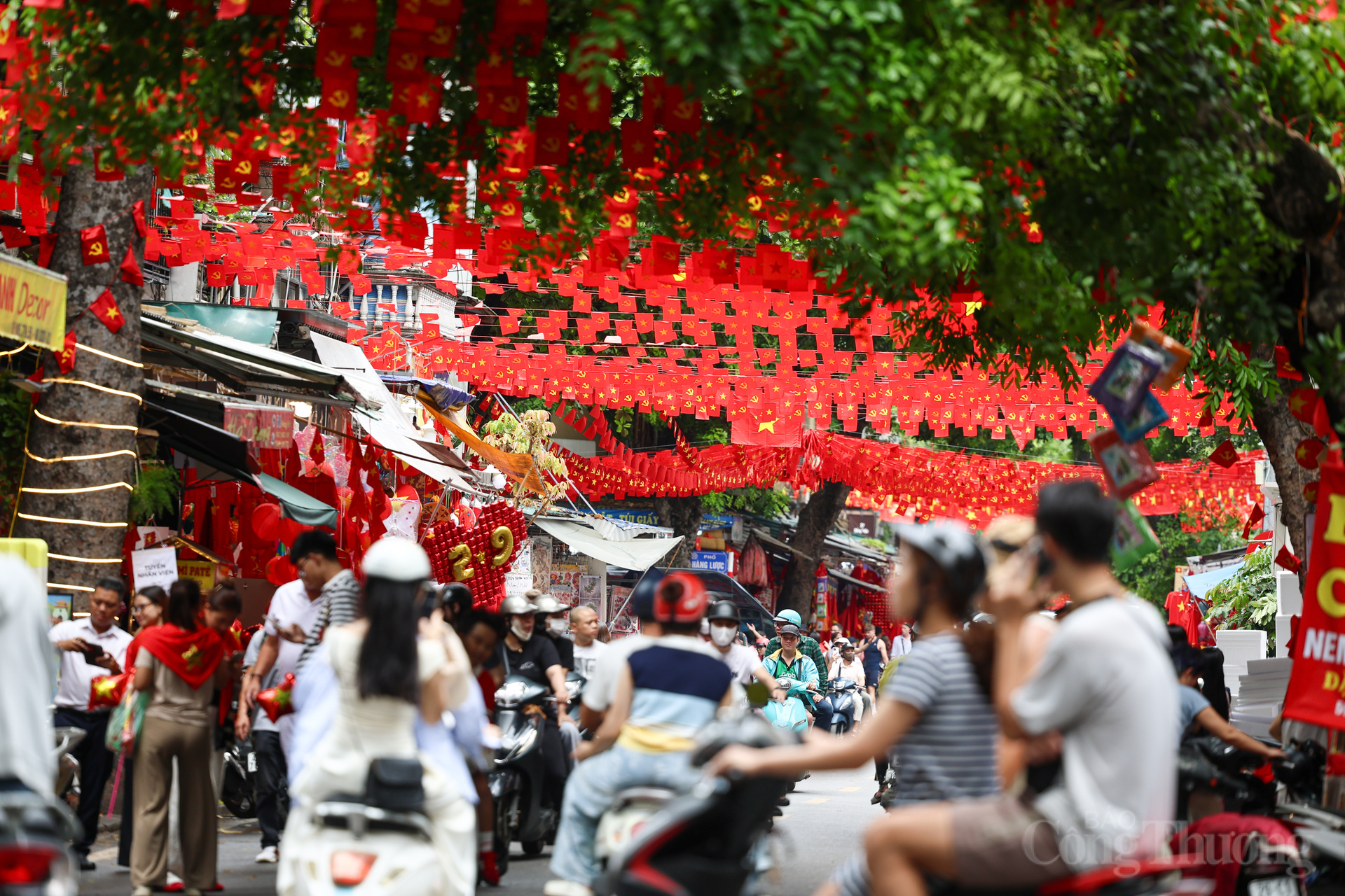 Những ngày này ở Thủ đô Hà Nội, khắp các tuyến phố hàng nghìn lá cờ mini kết thành mái vòm đỏ thắm, tựa như tấm thảm sống động dệt bằng tình yêu Tổ quốc.