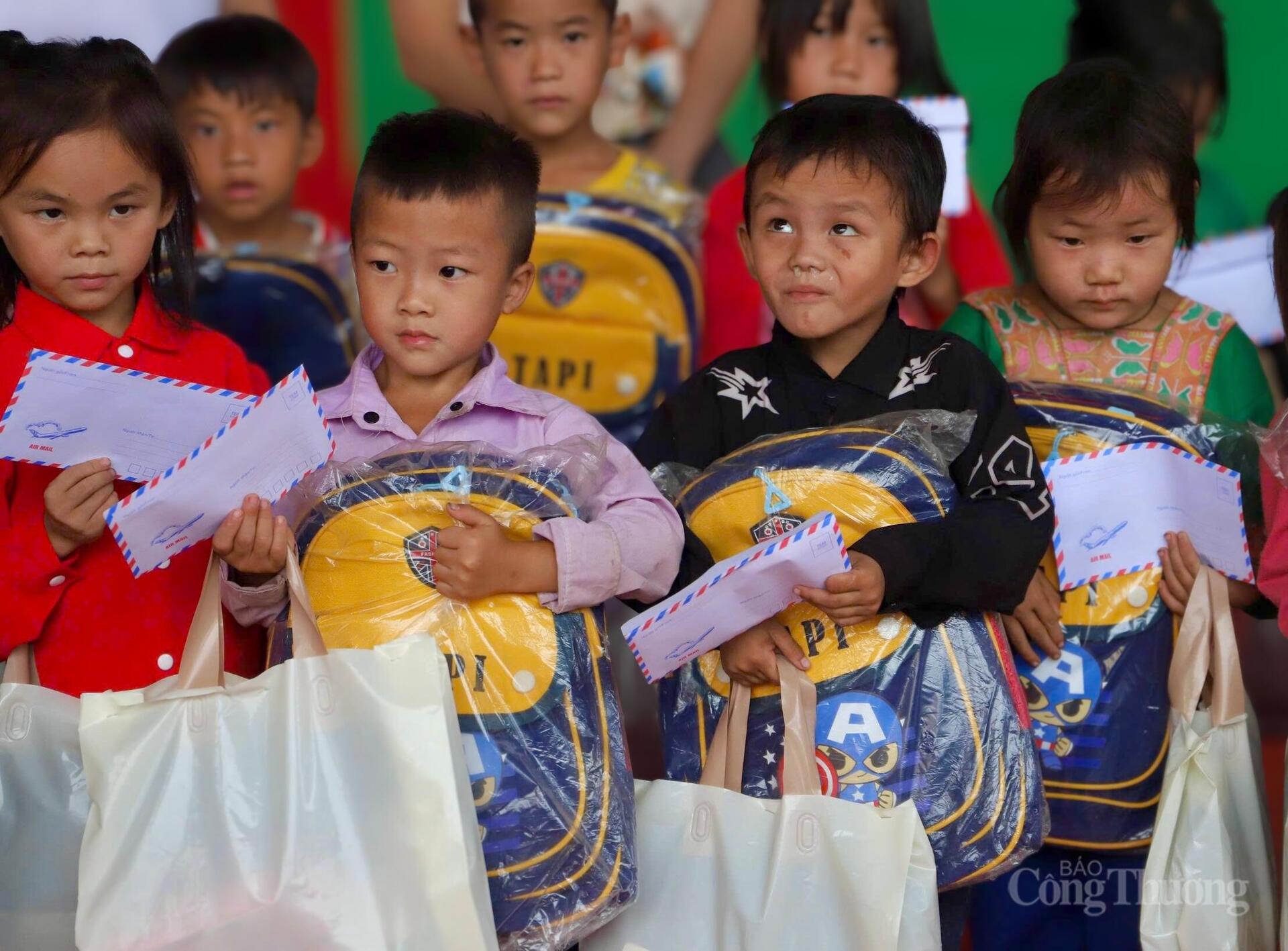 41 phần quà cho 41 em học sinh, với người lớn có lẽ chỉ là vài món đồ đơn giản, nhưng với các em trường Mã Lùng, đó là một sự khích lệ lớn. Ba lo sẽ theo các em đến lớp mỗi ngày, tập vở sẽ nâng niu những dòng chữ đầu tiên, sản phẩm dinh dưỡng sẽ tiếp thêm sức khỏe để các em vững vàng trên con đường học tập.