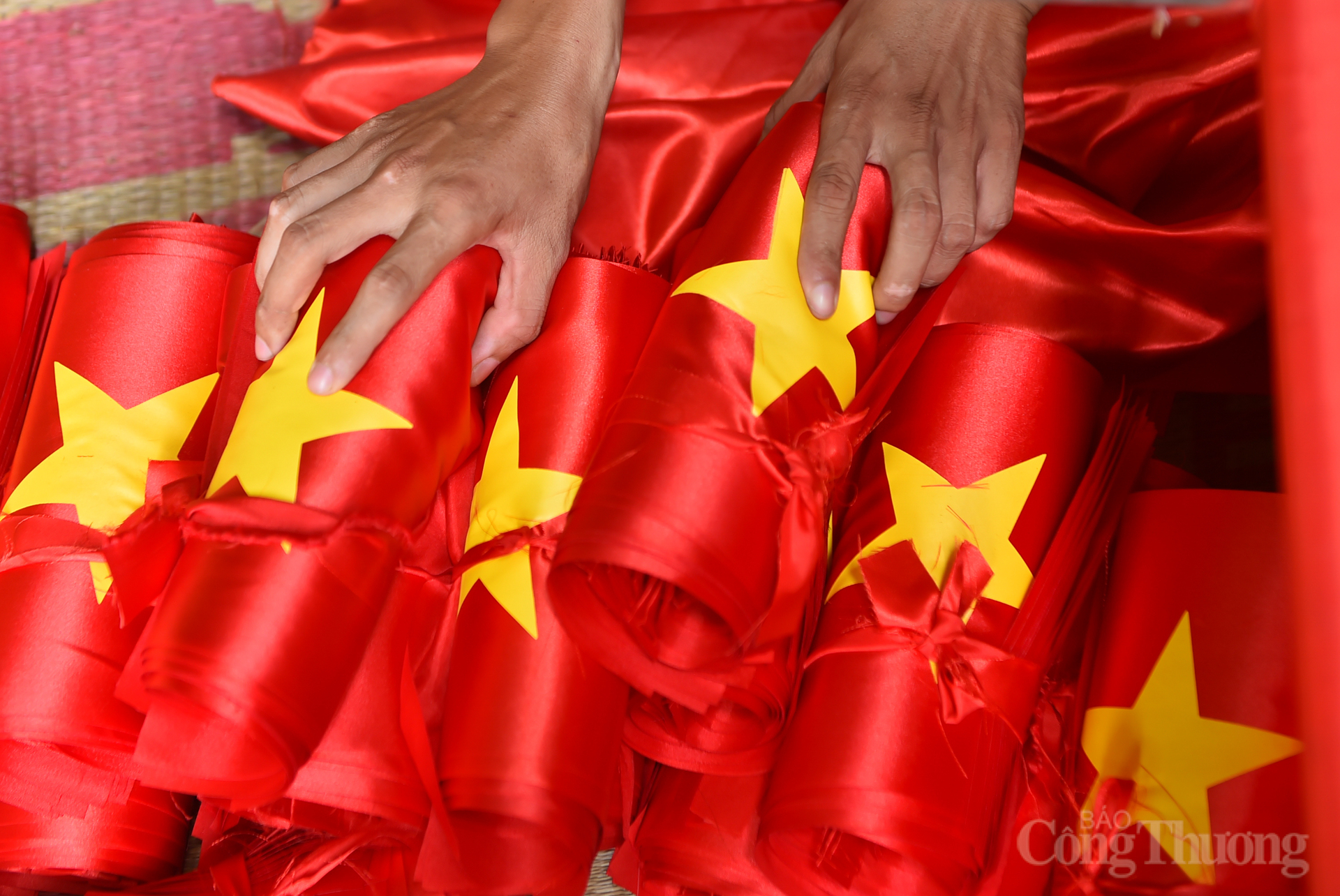 Niềm tự hào của người làm cờ Từ Vân không chỉ dừng lại ở việc hoàn thành sản phẩm, mà còn nằm ở sự lan tỏa cảm hứng yêu nước đến cộng đồng. Mỗi lá cờ được treo lên là một lời khẳng định về sự đoàn kết, thống nhất, vẹn nguyên bản sắc dân tộc.