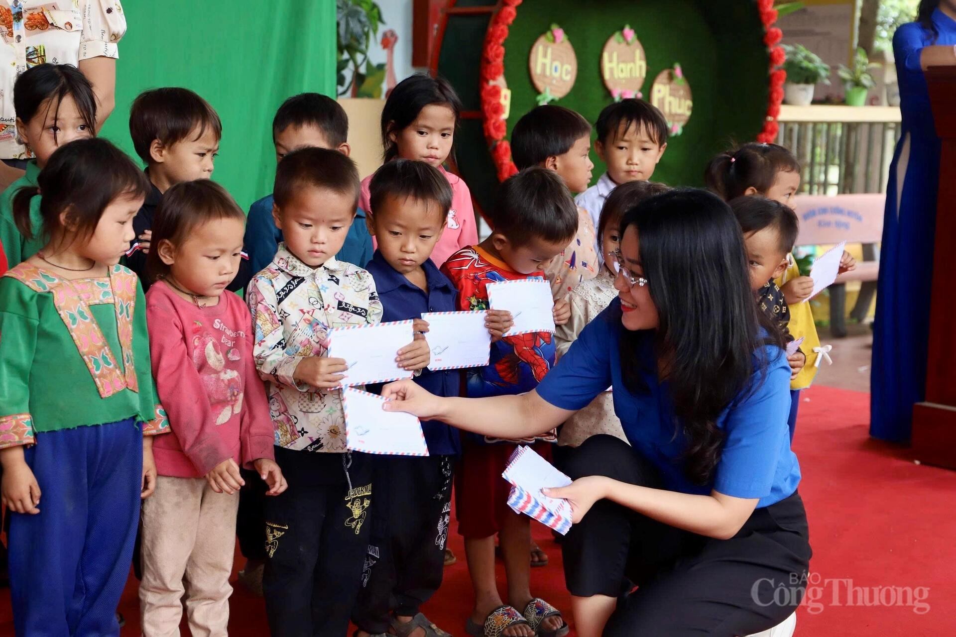 Trong hai ngày 16 và 17/8/2025, hàng chục đoàn viên thanh niên từ nhiều cơ quan, đơn vị đã cùng nhau mang đến Giáp Trung, Yên Cường, Đường Hồng (Tuyên Quang) những món quà của tình đoàn kết.