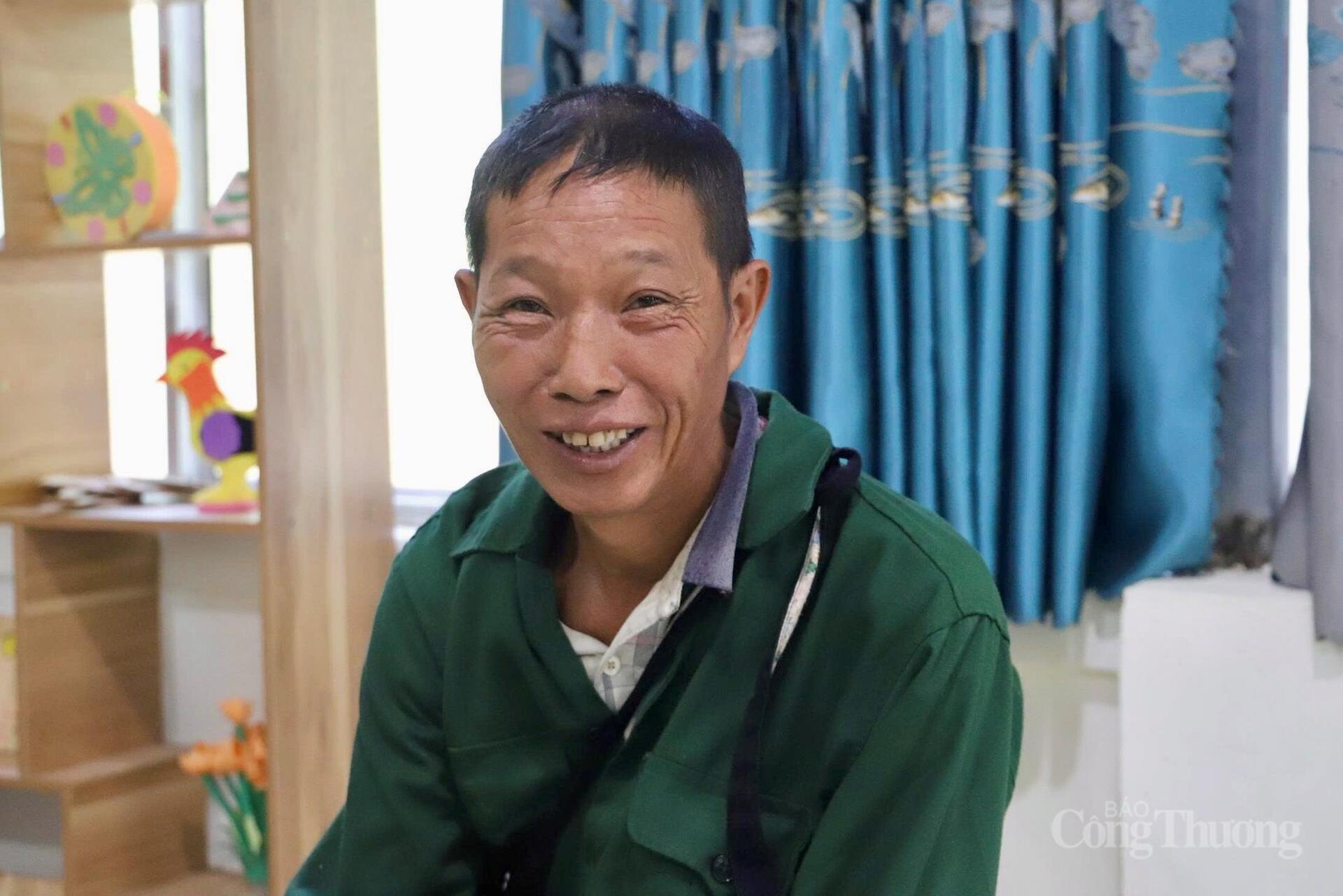 Nụ cười của hộ dân khi đón nhận mái ấm mới giản dị mà sáng bừng niềm hạnh phúc. Niềm vui hiện rõ trên gương mặt rám nắng, như một lời cảm ơn không cần nói thành lời.