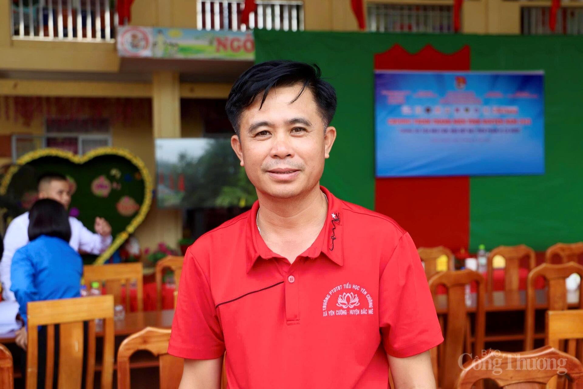 Đứng lặng nhìn học trò của mình tíu tít bên phần quà, thầy Lê Anh Hải, Hiệu trưởng trường Mã Lùng không giấu nổi xúc động: “Đây là phần quà giá trị nhất mà các em nhận được từ khi sinh ra tới nay”. Thầy hiểu rằng, con đường học tập của trẻ em vùng cao luôn có những tấm lòng đồng hành, nâng đỡ, cho các em thêm niềm tin vào tương lai.