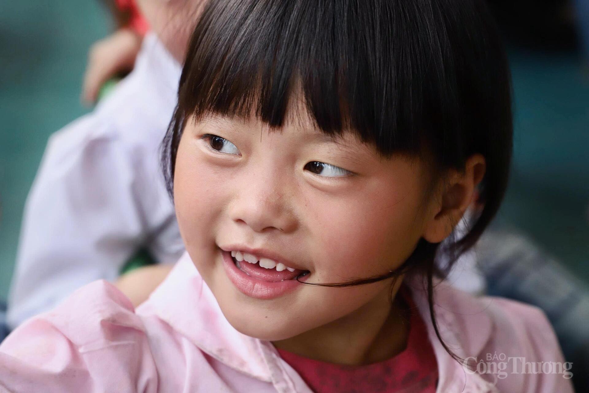 Giao tiếp còn nhiều khó khăn, lời cảm ơn chưa thể cất thành tiếng, nhưng ánh mắt trong veo của các em đã nói lên tất cả. Khi phần quà lần lượt được trao tận tay, nụ cười khẽ nở trên khuôn mặt non nớt, đủ để làm ấm lên cả khoảng sân trường lạnh lẽo giữa núi rừng.