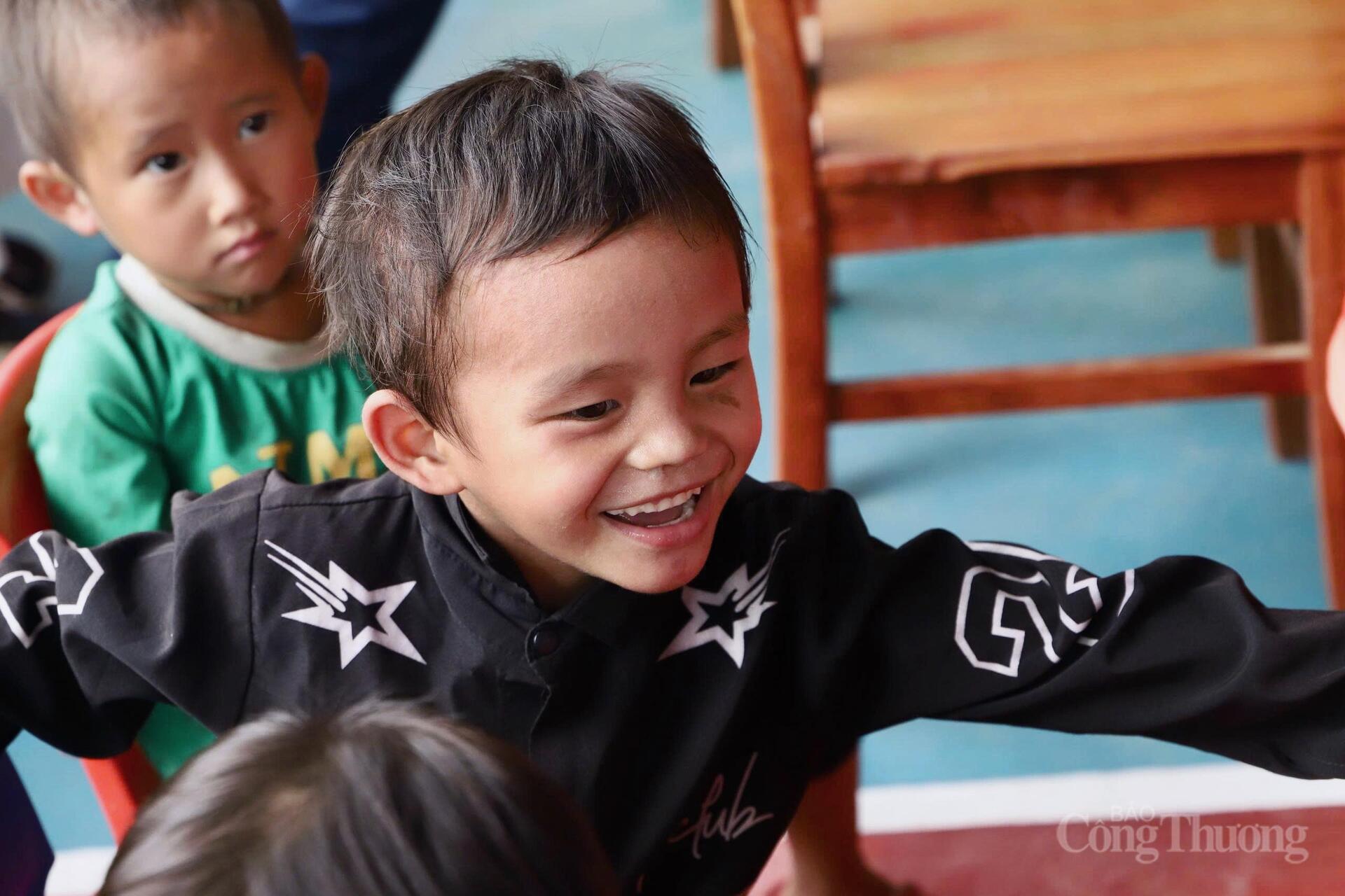 Nụ cười trẻ thơ trong veo ở Mã Lùng ngày hôm ấy đã nói lên tất cả. Đó là minh chứng giản dị mà sâu sắc cho ý nghĩa của phong trào tuổi trẻ vì cộng đồng, nơi mỗi hành động trao gửi đều có thể gieo vào lòng trẻ em niềm tin và hy vọng về một ngày mai tươi sáng.