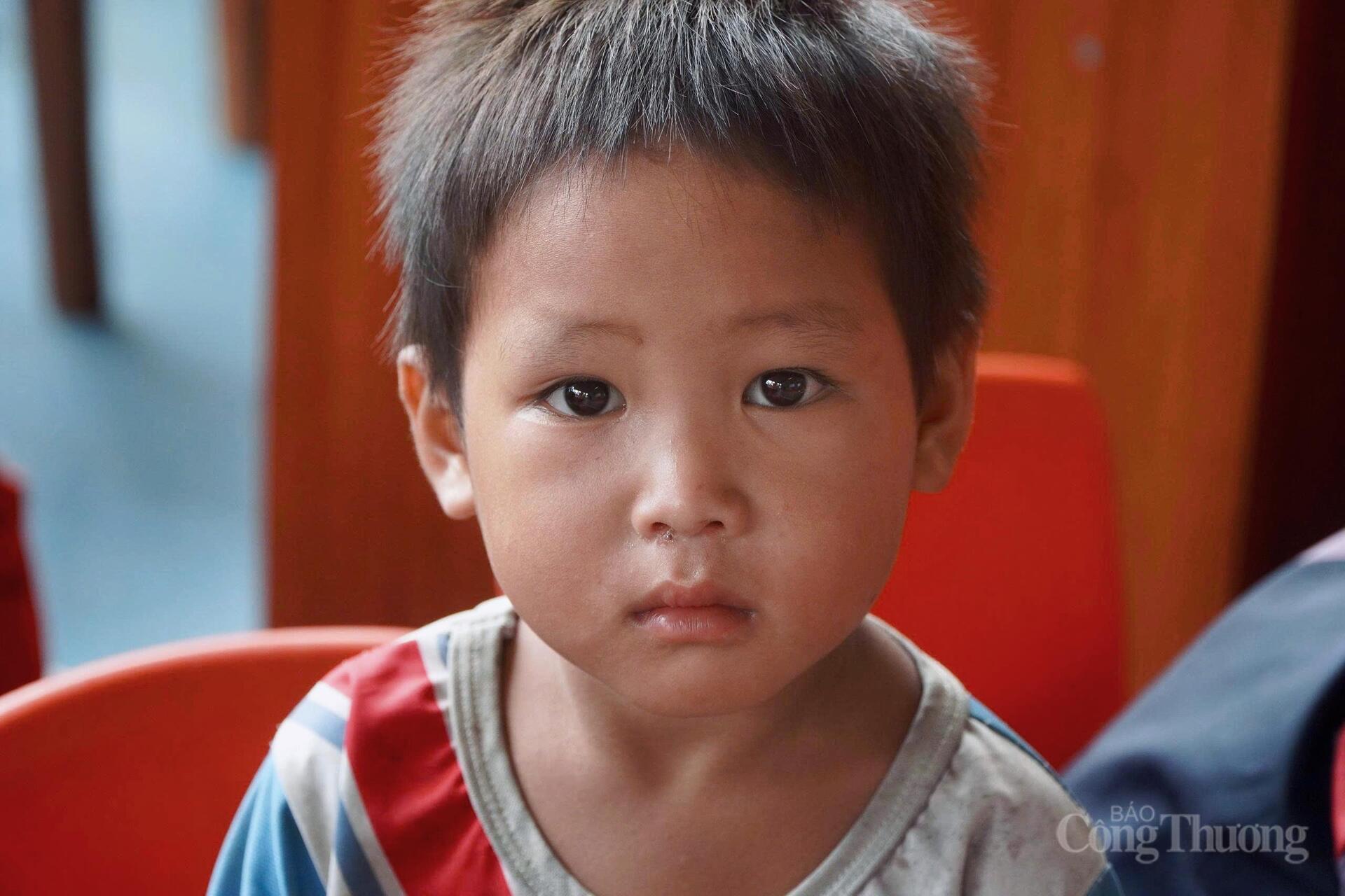 Buổi sớm ở xã Giáp Trung, mây còn quấn quanh sườn núi, con đường đất ướt lẫn dấu chân trẻ nhỏ. Sân trường Mã Lùng lặng lẽ rồi bỗng rộn ràng khi đoàn tình nguyện viên lần lượt xuất hiện. Những em nhỏ đã ngồi đợi từ sớm, mắt dõi theo với sự tò mò rất đỗi quen thuộc của tuổi thơ vùng cao: vừa rụt rè, vừa háo hức.