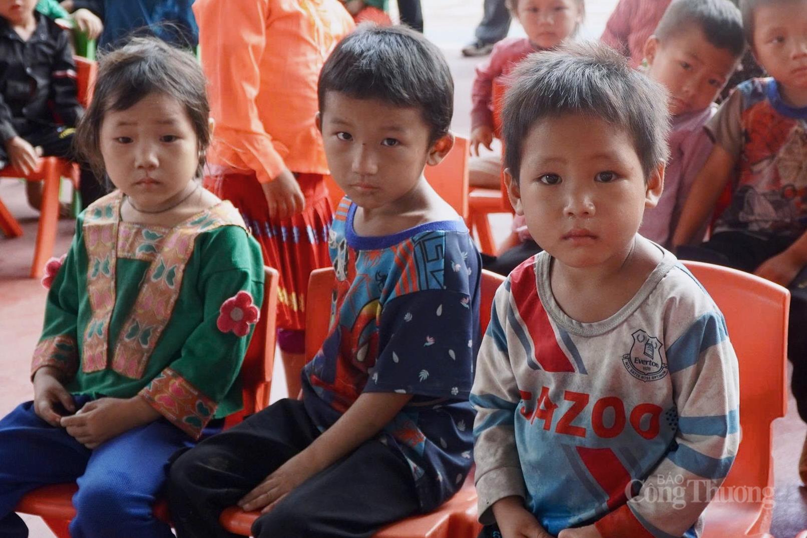 Phần lớn các em là người Mông, mới ở độ tuổi lớp 1, lớp 2, nhiều em còn chưa nói sõi tiếng Kinh. Các em xếp hàng ngồi ngay ngắn giữa sân, ánh mắt tròn xoe, vừa rụt rè, vừa mong chờ khi thấy những thùng quà được chuẩn bị.