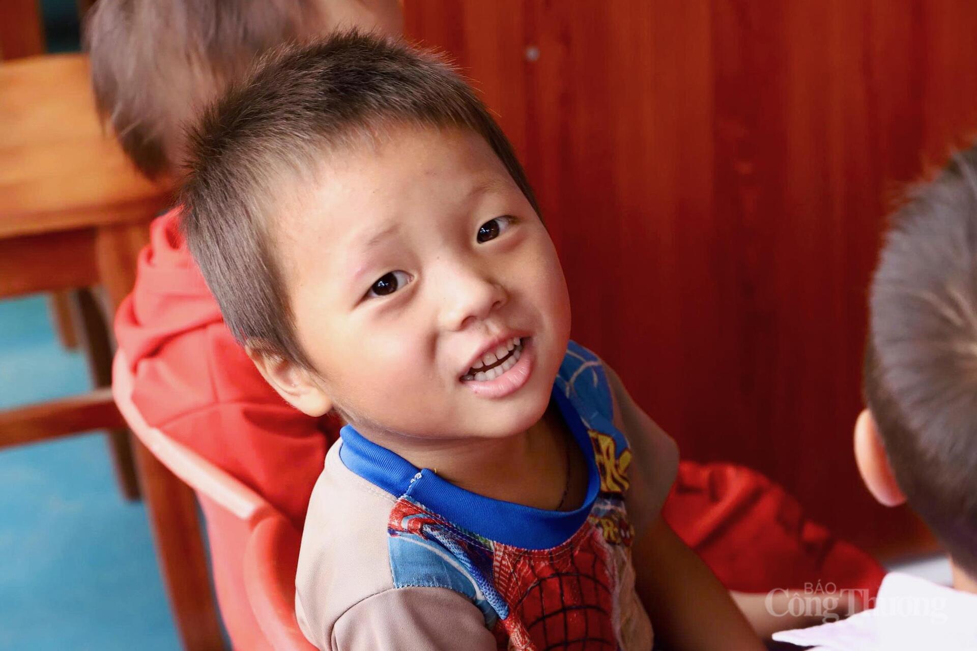 Từng món quà, tuy nhỏ bé, nhưng mang trong mình thông điệp rằng, hành trình đến trường của các em không hề đơn độc.