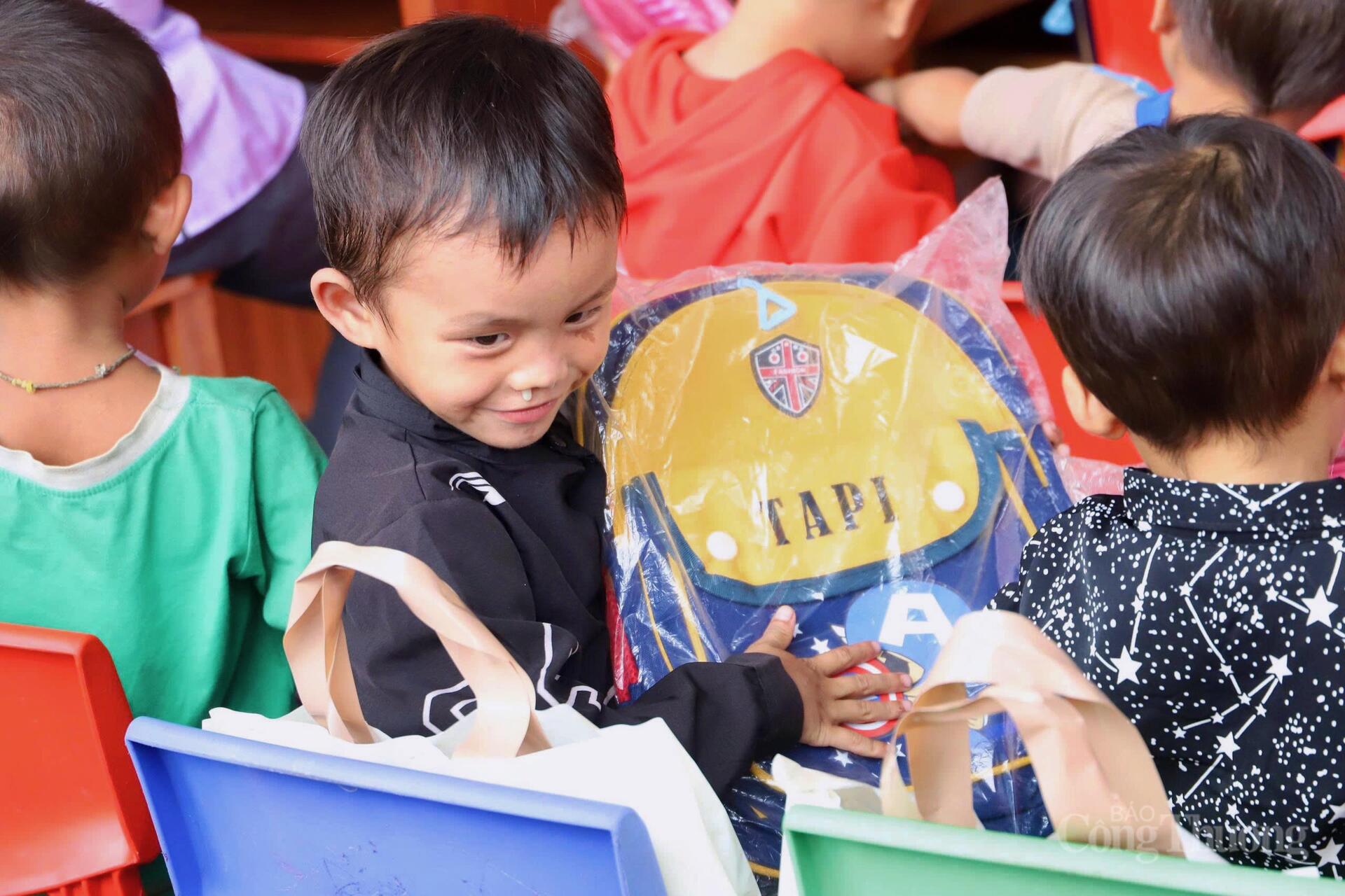 Những món quà được trao tận tay, trên gương mặt các em nở bừng những nụ cười trong trẻo, giản dị mà ấm áp đến lay động lòng người.