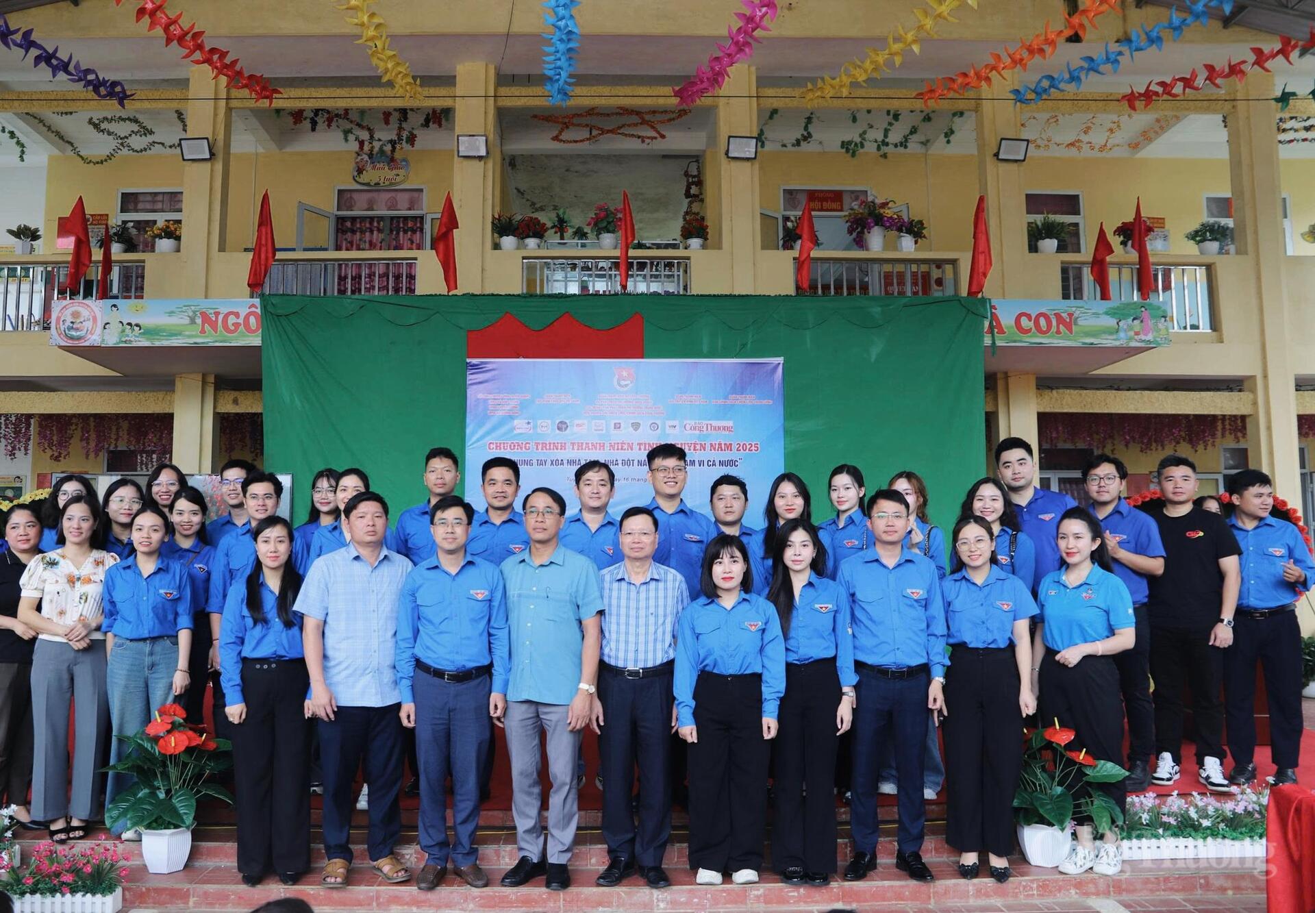 Bảy mái ấm mới, hàng trăm phần quà cho học sinh, công trình bếp ăn khang trang…, tất cả là kết quả của sự chung tay, góp sức từ nhiều tấm lòng.