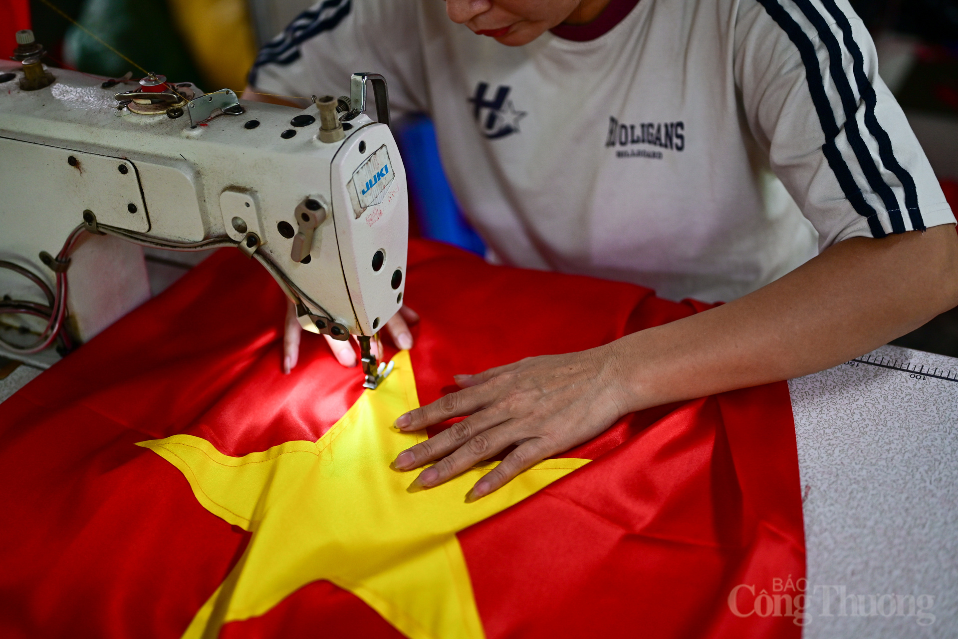 Trong làng, nhiều gia đình có từ 3 đến 4 thế hệ làm nghề thêu cờ Tổ quốc.