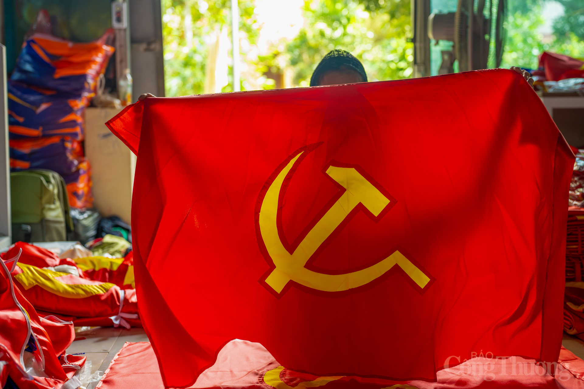 Với những mảnh vải mang hai màu đỏ và vàng kết hợp cùng bàn tay khéo léo của người thợ lành nghề đã tạo nên những lá cờ Tổ quốc, cờ Đảng đầy tự hào.