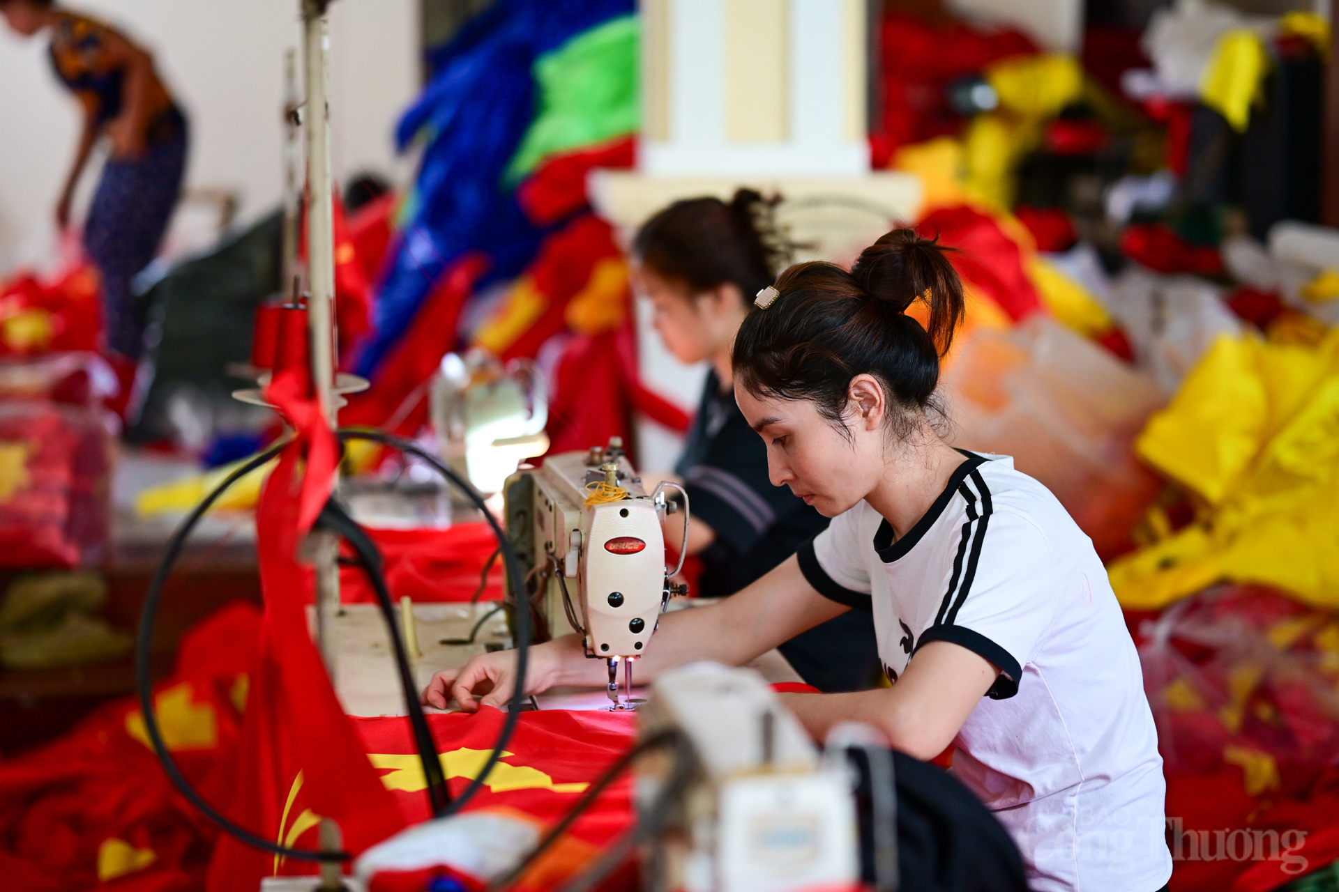 Nghề may cờ là niềm tự hào gắn bó với nghề truyền thống, công việc thiêng liêng và mang đến nguồn thu nhập ổn định cho đời sống người dân làng Từ Vân.
