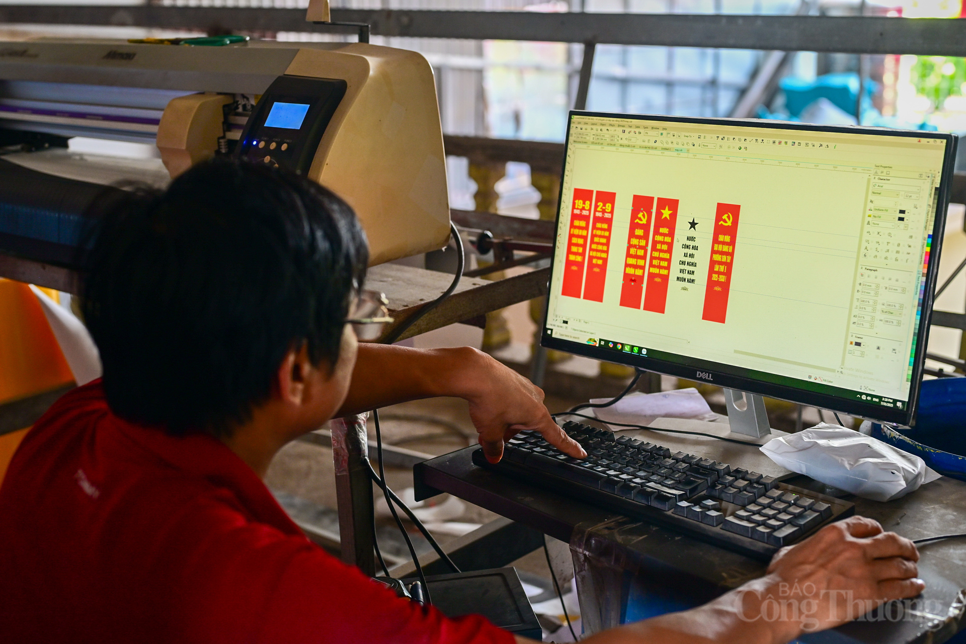 Các công nhân đang lên hình nhưng băng rôn khẩu hiệu chào mừng ngày đại lễ sắp tới.