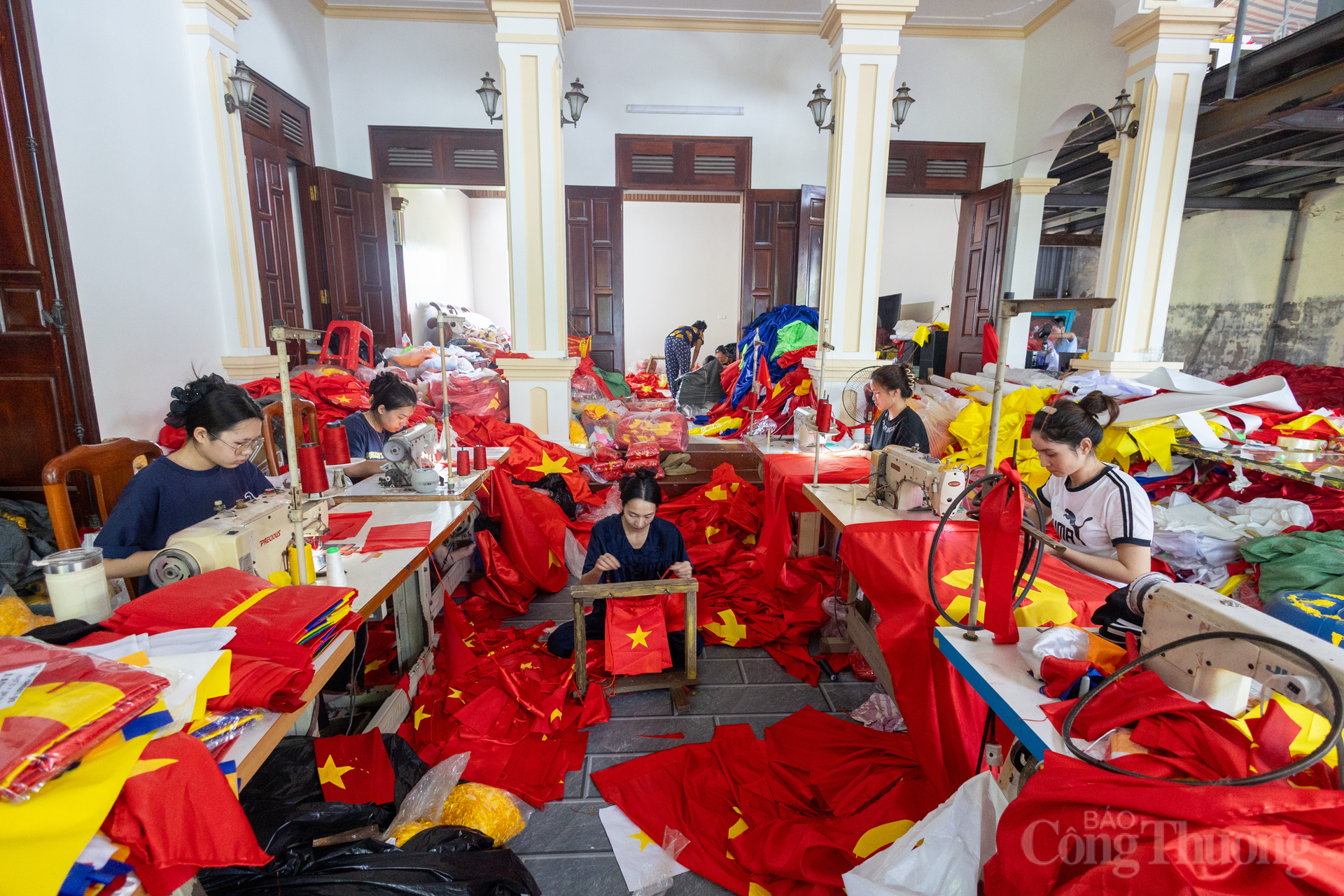 Có mặt tại xưởng sản xuất của gia đình ông Nguyễn Văn Phục, hàng chục công nhân, cùng máy móc liên tục làm việc, để đáp ứng nhu cầu tăng cao khi lễ Quốc khánh 2/9 đến gần.
