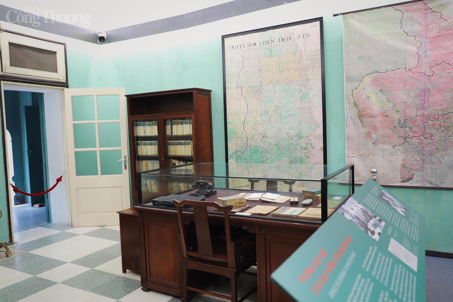 Căn phòng nằm tại phía Đông nhà D67, rộng 35m2, có cửa thông sang phòng họp lớn của Bộ Chính trị và Quân uỷ Trung ương. Ảnh: Quỳnh Trang