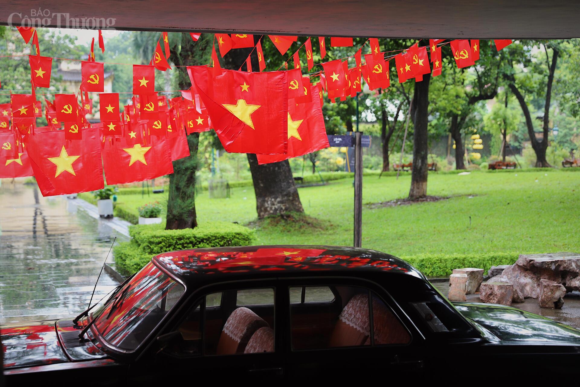 Chiếc xe từng phục vụ lãnh đạo cấp cao trong những năm kháng chiến chống Mỹ, gắn liền với công tác di chuyển, hội họp và chỉ huy của Bộ Chính trị, Quân ủy Trung ương. Ngày nay, xe Volga được lưu giữ như một hiện vật quý, minh chứng cho giai đoạn lịch sử đặc biệt tại Tổng hành dinh. Ảnh: Quỳnh Trang