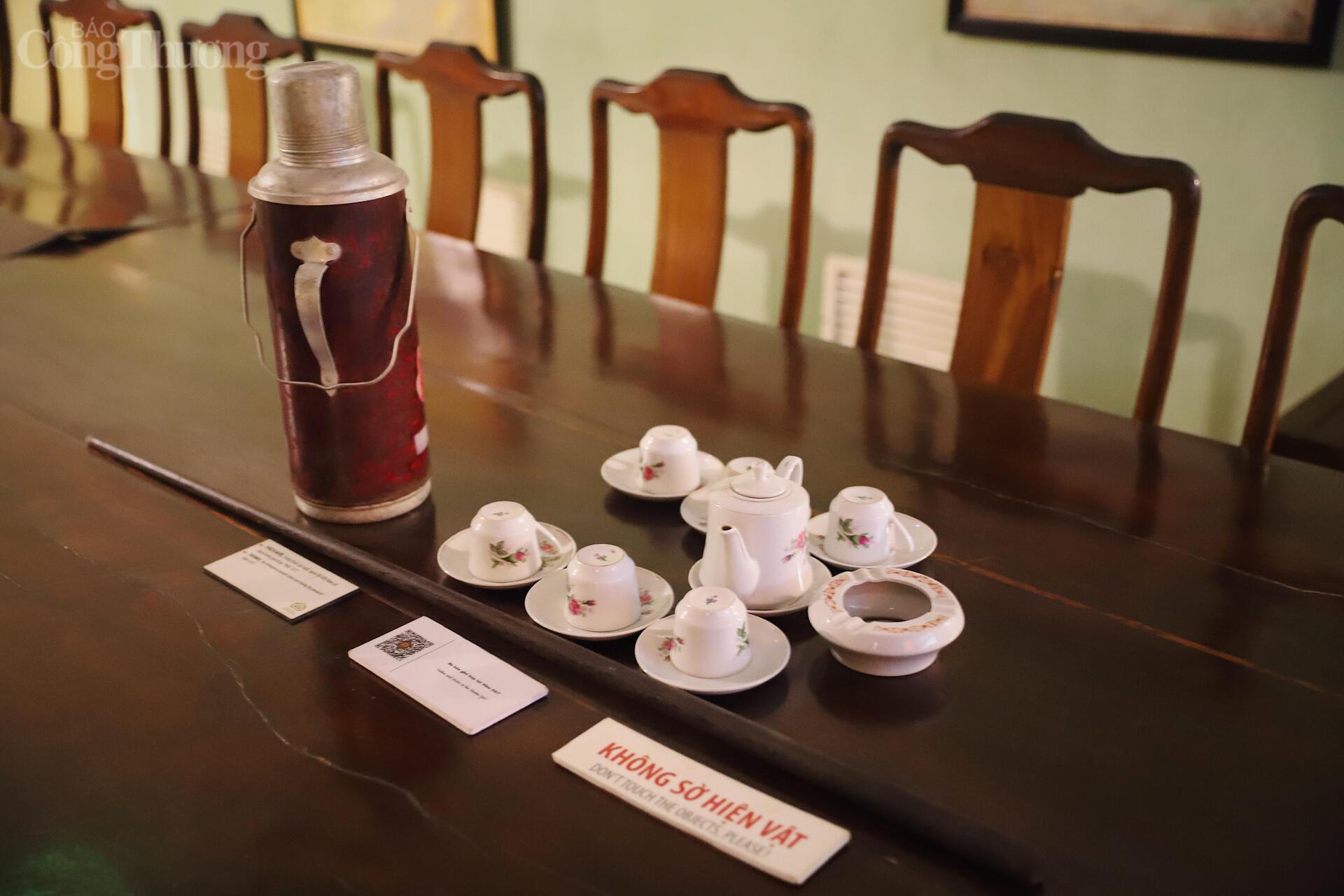 Những hiện vật trên bàn họp tại hầm D67