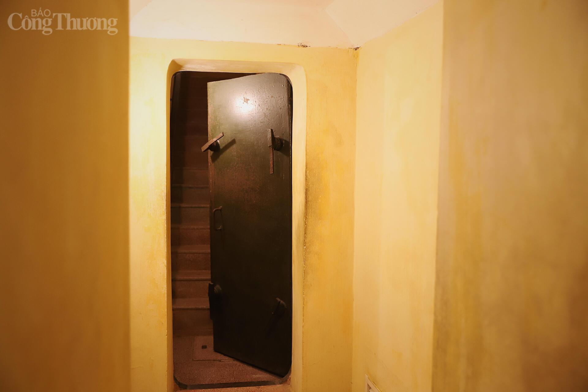 Cửa hầm bằng thép kiên cố, giúp bảo đảm an toàn tuyệt đối cho cơ quan đầu não trong những năm tháng kháng chiến chống Mỹ