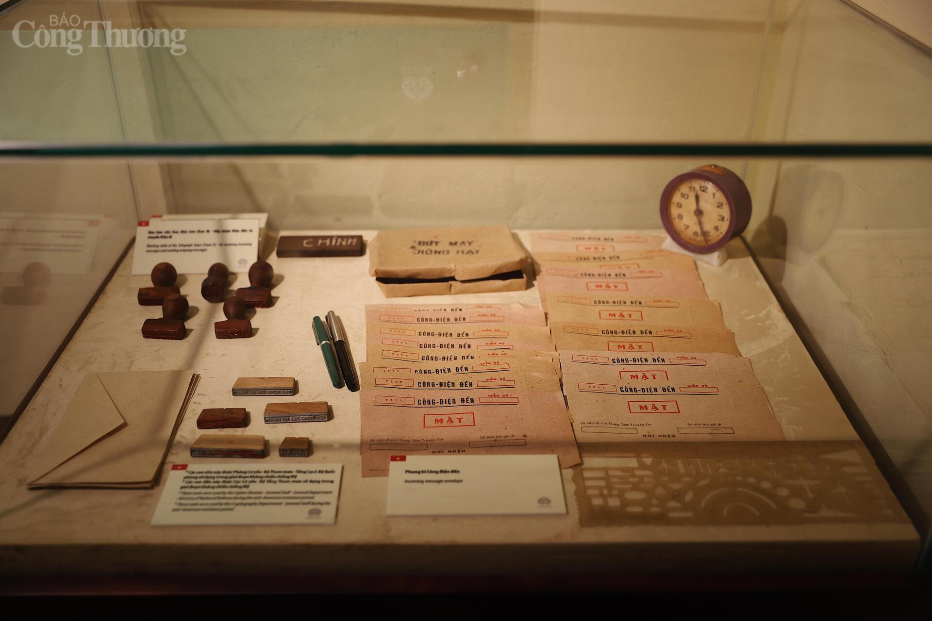 Con dấu và Phong bì Công điện đến cùng những vật phẩm khác. Ảnh: Quỳnh Trang