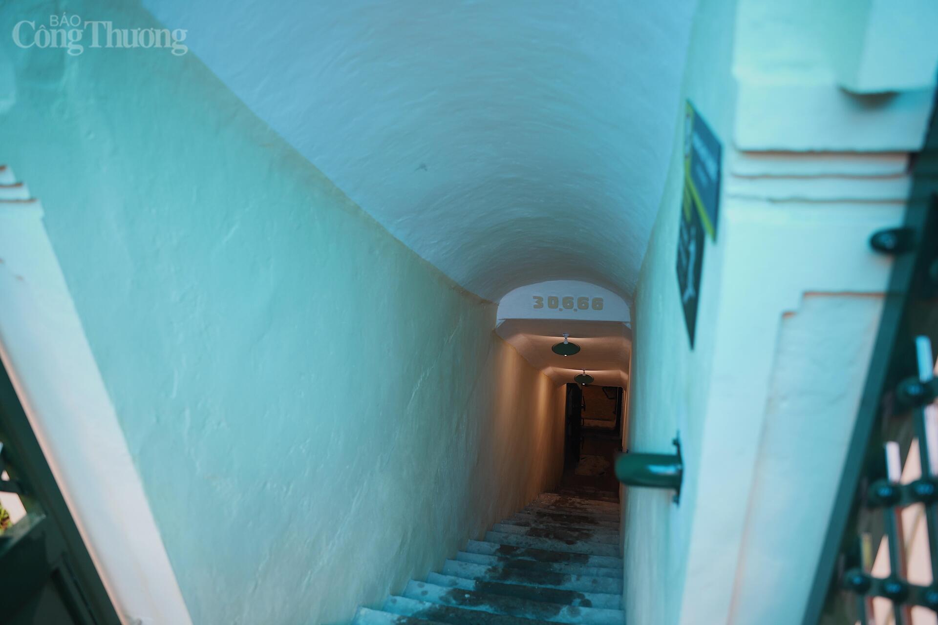 Lối xuống Hầm Cơ yếu, lần đầu tiên được mở cửa tham quan, đưa du khách bước vào không gian từng đảm nhiệm vai trò bảo mật tuyệt đối thông tin liên lạc trong những năm tháng kháng chiến chống Mỹ. Ảnh: Quỳnh Trang