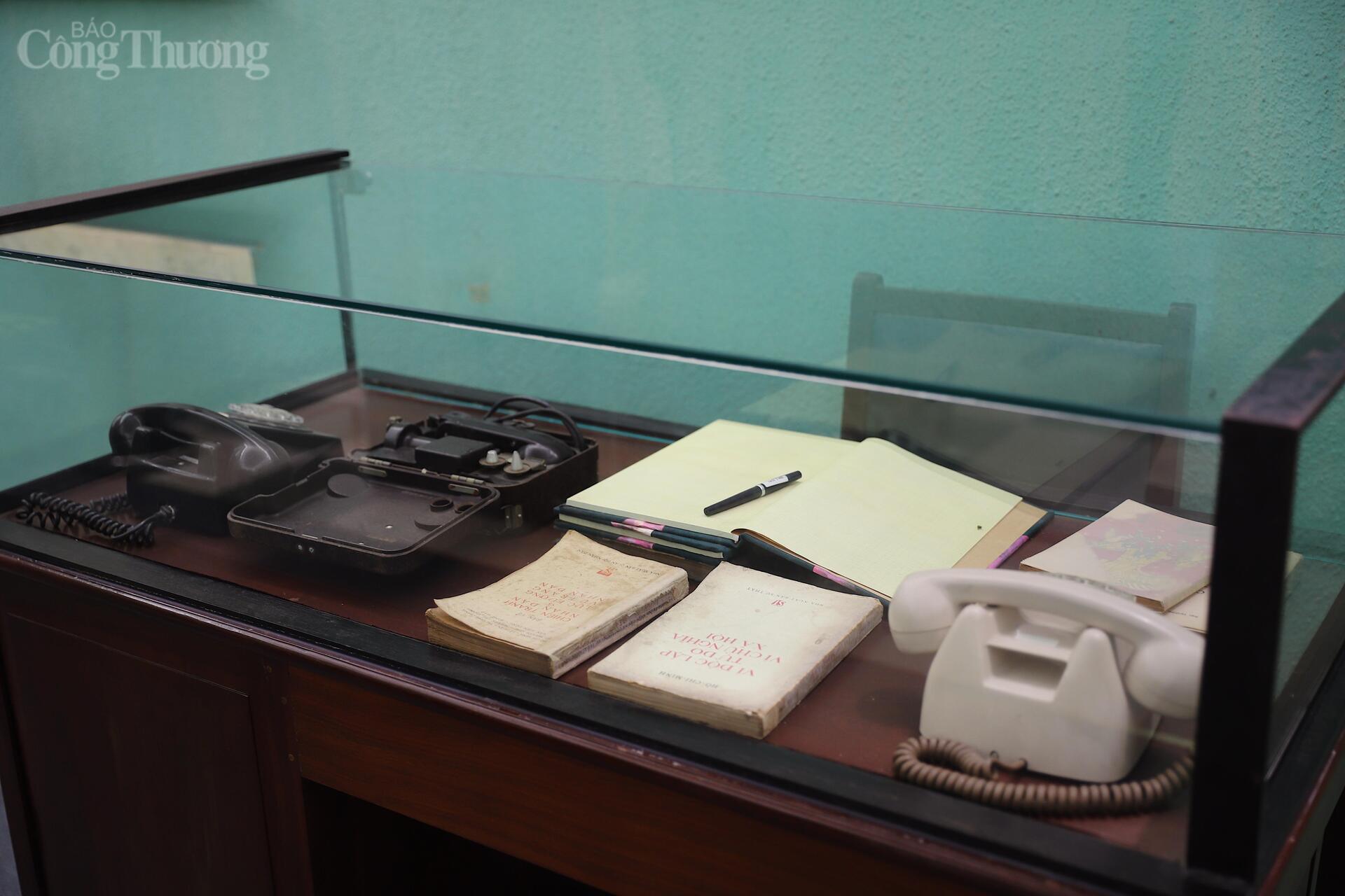 Bàn làm việc cá nhân được tái hiện lại. Ảnh: Quỳnh Trang