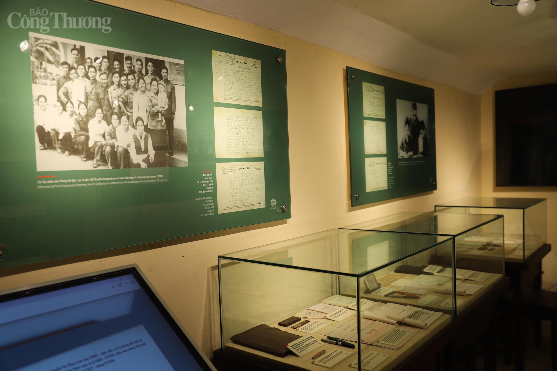 Những điện mật đến từ các chiến trường được truyền về Hầm Cơ yếu, nơi cán bộ cơ yếu trực tiếp tiếp nhận, giải mã và chuyển đến Bộ Chính trị, Quân ủy Trung ương, góp phần bảo đảm thông tin thông suốt trong cuộc kháng chiến chống Mỹ.. Ảnh: Quỳnh Trang