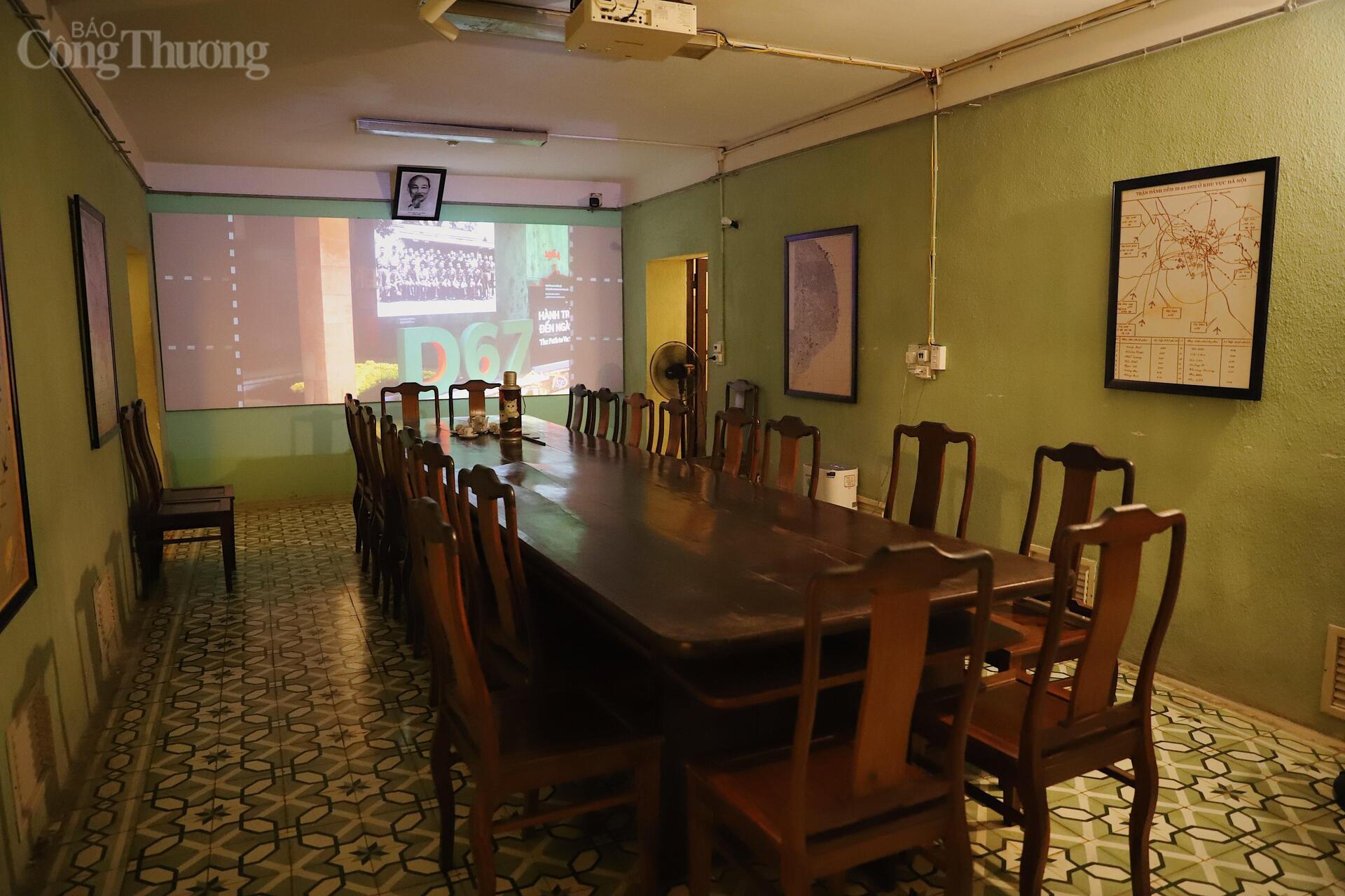 Phòng làm việc tại Hầm D67, nơi các đồng chí lãnh đạo Bộ Chính trị và Quân ủy Trung ương trực tiếp theo dõi, chỉ đạo cuộc kháng chiến chống Mỹ, cứu nước. Ảnh: Quỳnh Trang