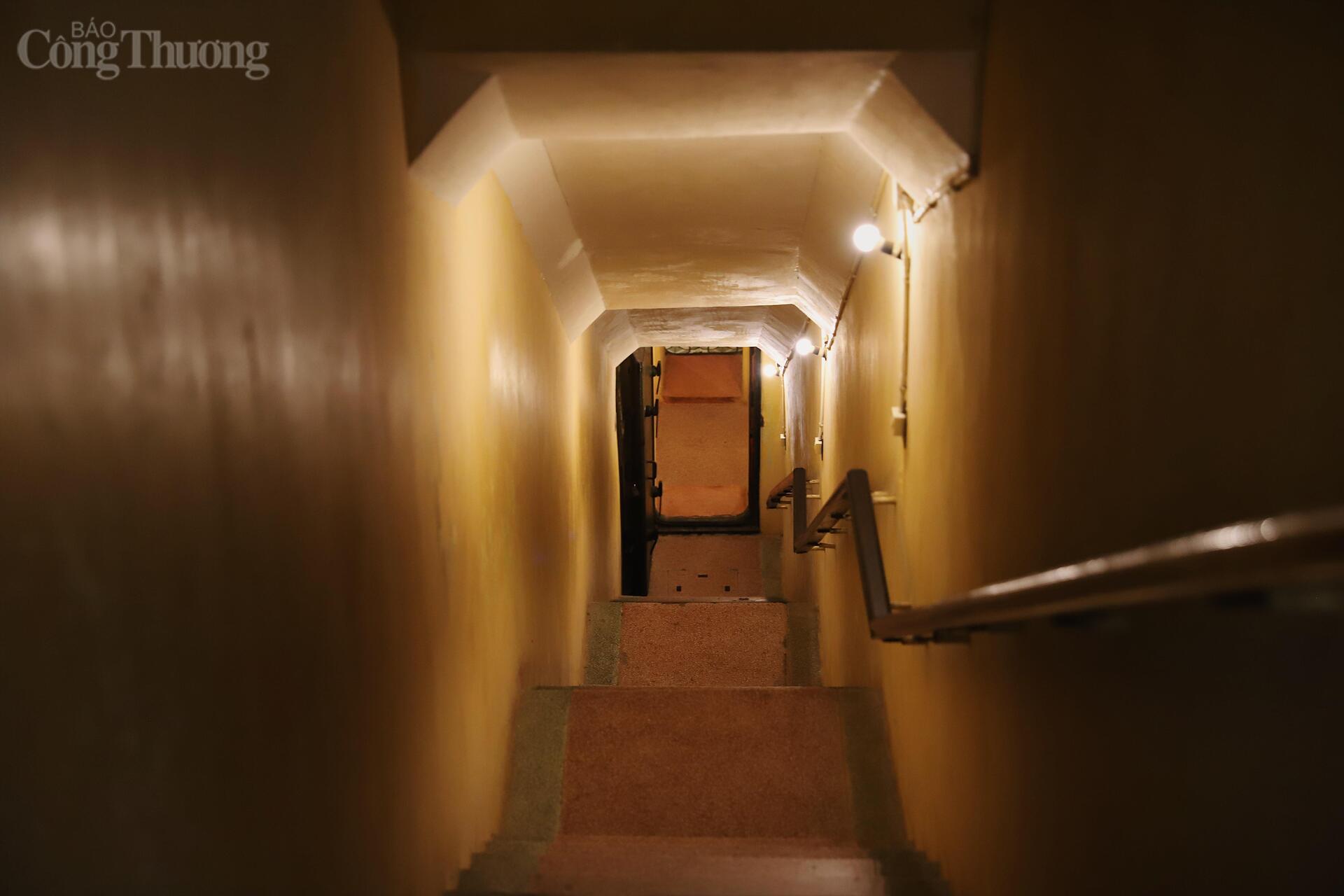 Lối vào Hầm D67, nơi từng đảm bảo an toàn tuyệt đối cho các cuộc họp quan trọng của Bộ Chính trị và Quân ủy Trung ương trong những năm tháng kháng chiến chống Mỹ.. Ảnh: Quỳnh Trang