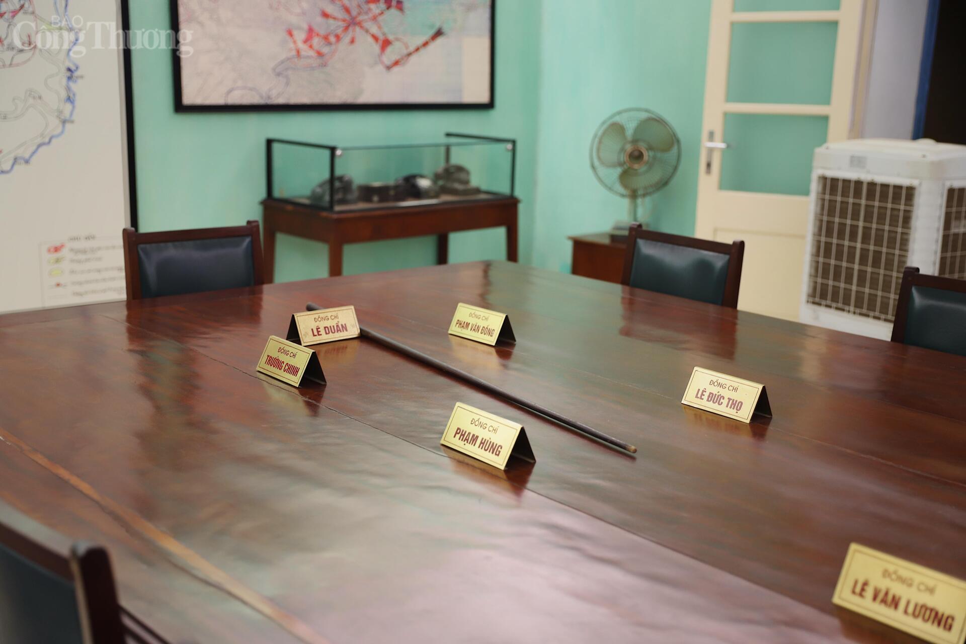 Vị trí phòng làm việc trong Nhà D67 tái hiện buổi làm việc giữa Tổng Bí thư Lê Duẩn với các đồng chí lãnh đạo Bộ Chính trị và Quân ủy Trung ương, nơi những quyết sách chiến lược mang tính bước ngoặt cho cuộc kháng chiến chống Mỹ được hình thành. Ảnh: Quỳnh Trang