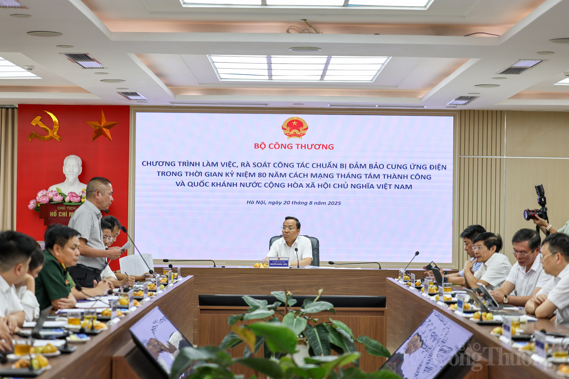 وفي اليوم نفسه، عمل الوفد مع شركة EVNHANOI.