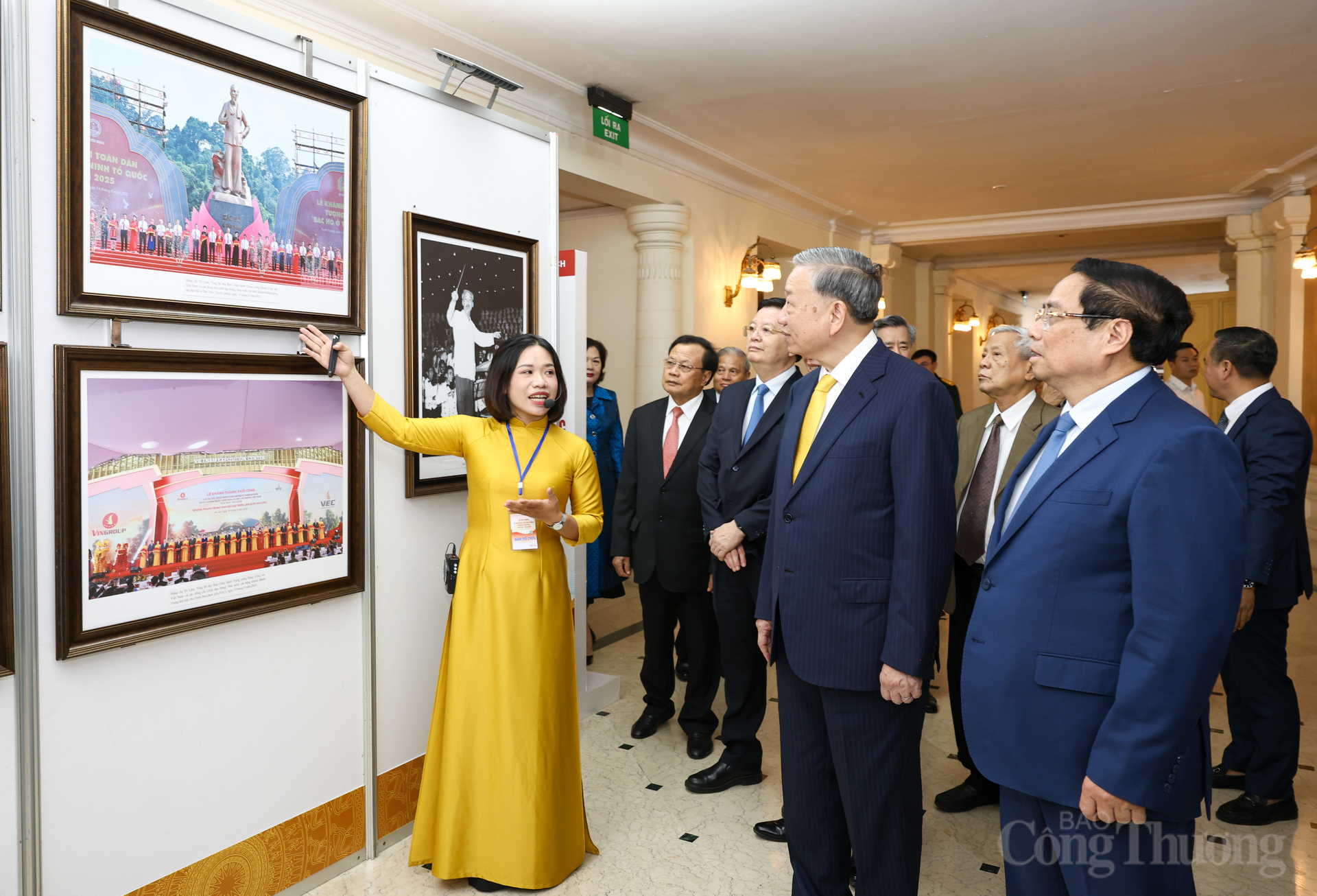 Tổng Bí thư Tô Lâm, Thủ tướng Phạm Minh Chính và các đại biểu xem triển lãm ảnh.