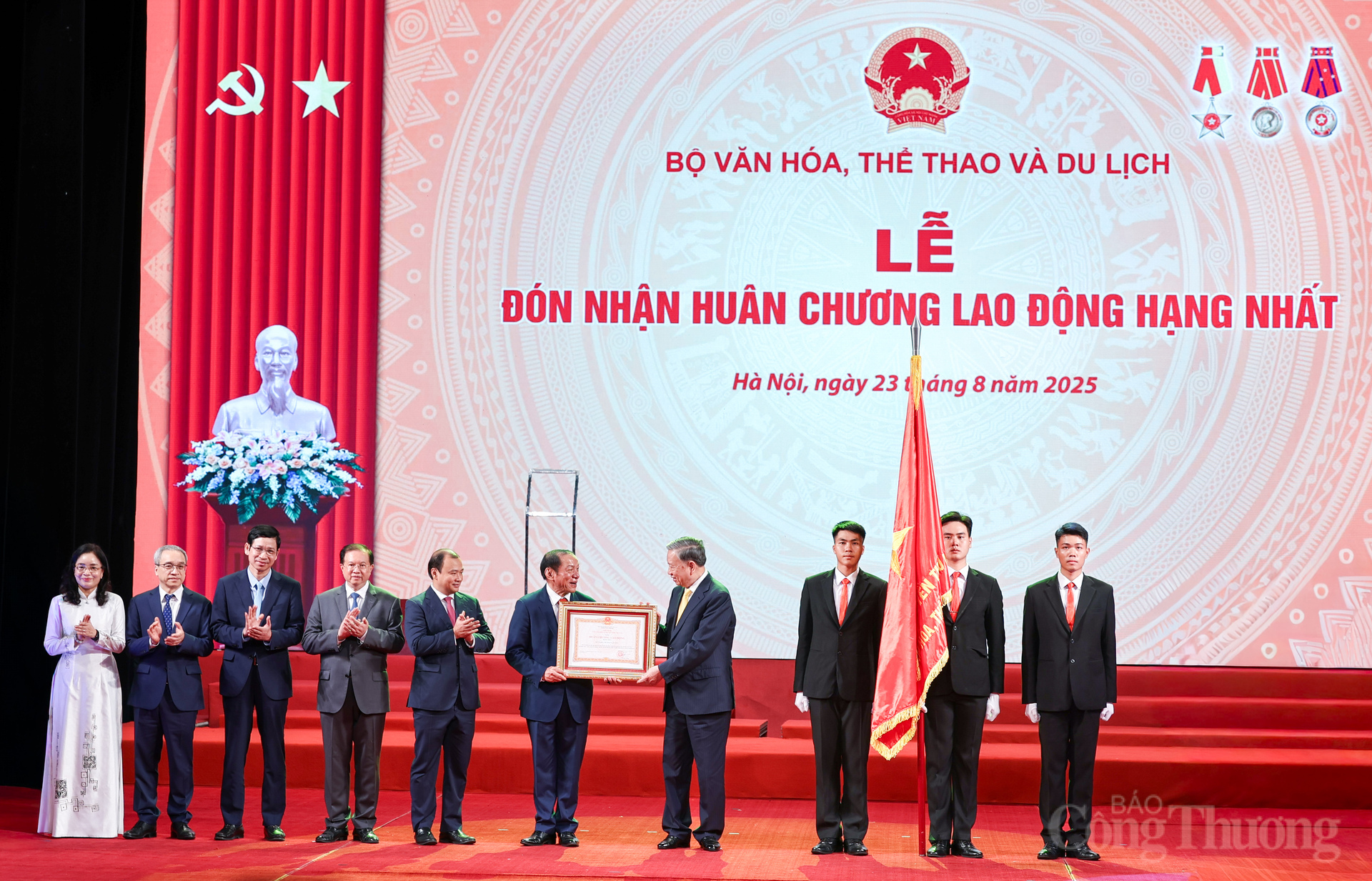 Chủ tịch nước quyết định tặng thưởng Huân chương Lao động hạng Nhất cho Bộ Văn hóa, Thể thao và Du lịch do đã có thành tích đặc biệt xuất sắc trong lĩnh vực bảo tồn, phát huy giá trị di sản văn hoá Việt Nam trong giai đoạn 2021 - 2025. Qua đó, góp phần giữ gìn bản sắc văn hoá dân tộc, phục vụ phát triển kinh tế - xã hội của đất nước.