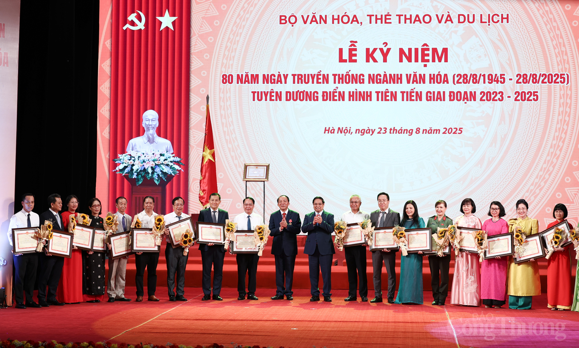Thủ tướng Phạm Minh Chính và Bộ trưởng Nguyễn Văn Hùng tặng hoa, trao Bằng khen của Bộ trưởng Bộ Văn hóa, Thể thao và Du lịch cho các gương điển hình tiên tiến trong lĩnh vực văn hóa, thông tin, thể thao và du lịch