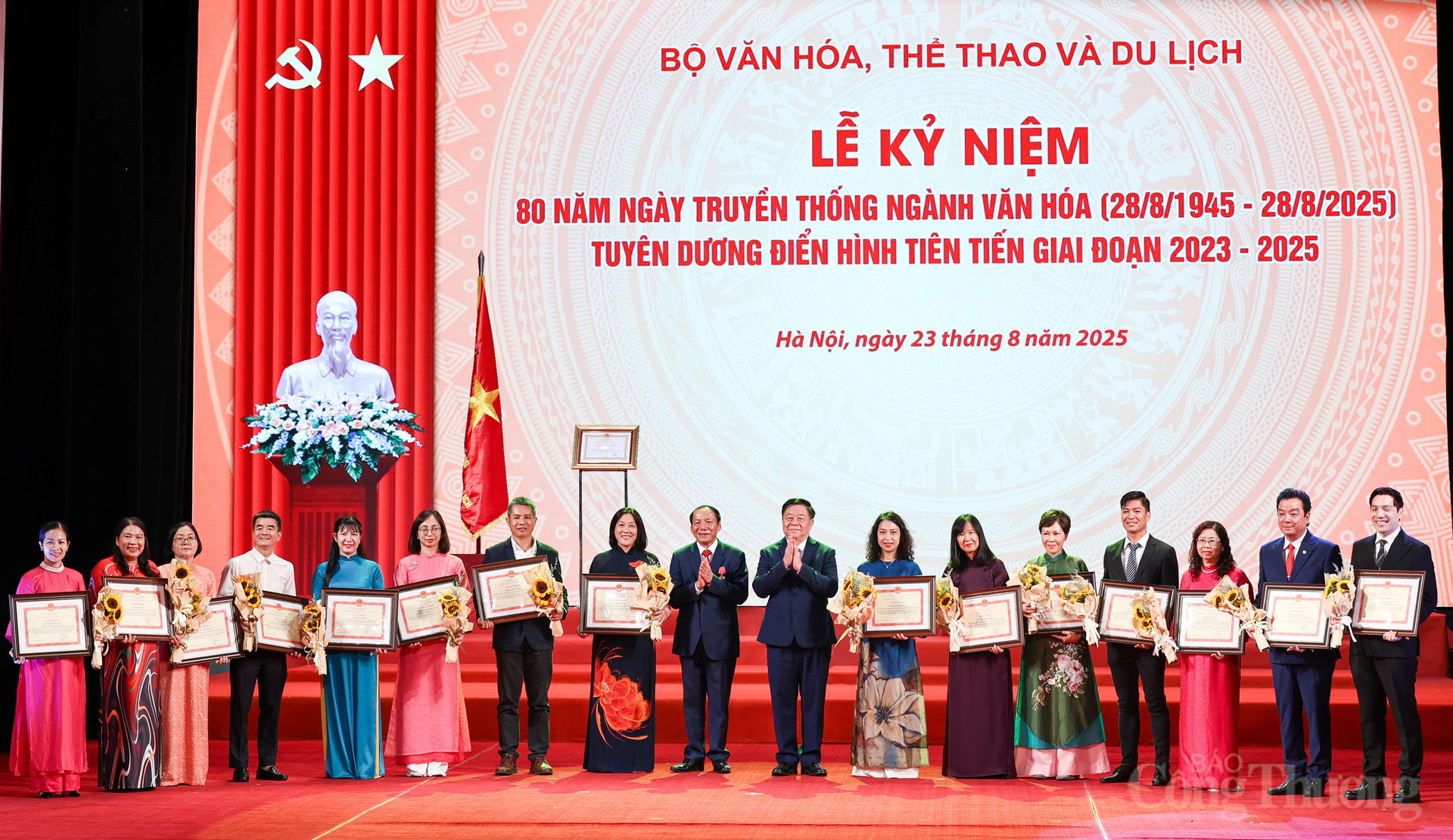Cũng nhân dịp này, Bộ Văn hóa, Thể thao và Du lịch đã tặng bằng khen cho 80 gương điển hình tiên tiến trong lĩnh vực văn hóa, thông tin, thể thao và du lịch.