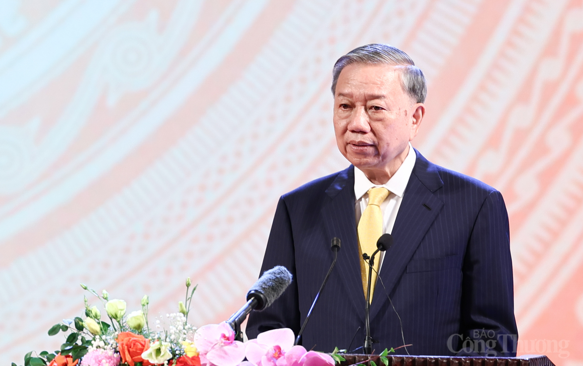 Tổng Bí thư tin tưởng: “Dưới sự lãnh đạo của Đảng, quản lý của Nhà nước, sự vào cuộc của cả hệ thống chính trị, sự đồng lòng, ủng hộ của Nhân dân; với bản lĩnh, tài năng và lòng yêu nghề của đội ngũ những người làm văn hóa, thông tin, thể thao, du lịch; chúng ta sẽ đưa Văn hóa Việt Nam phát triển xứng tầm, để đất nước ta mạnh giàu, để dân tộc ta trường tồn, để mỗi người Việt Nam hạnh phúc, tự tin hòa nhập và tỏa sáng”.