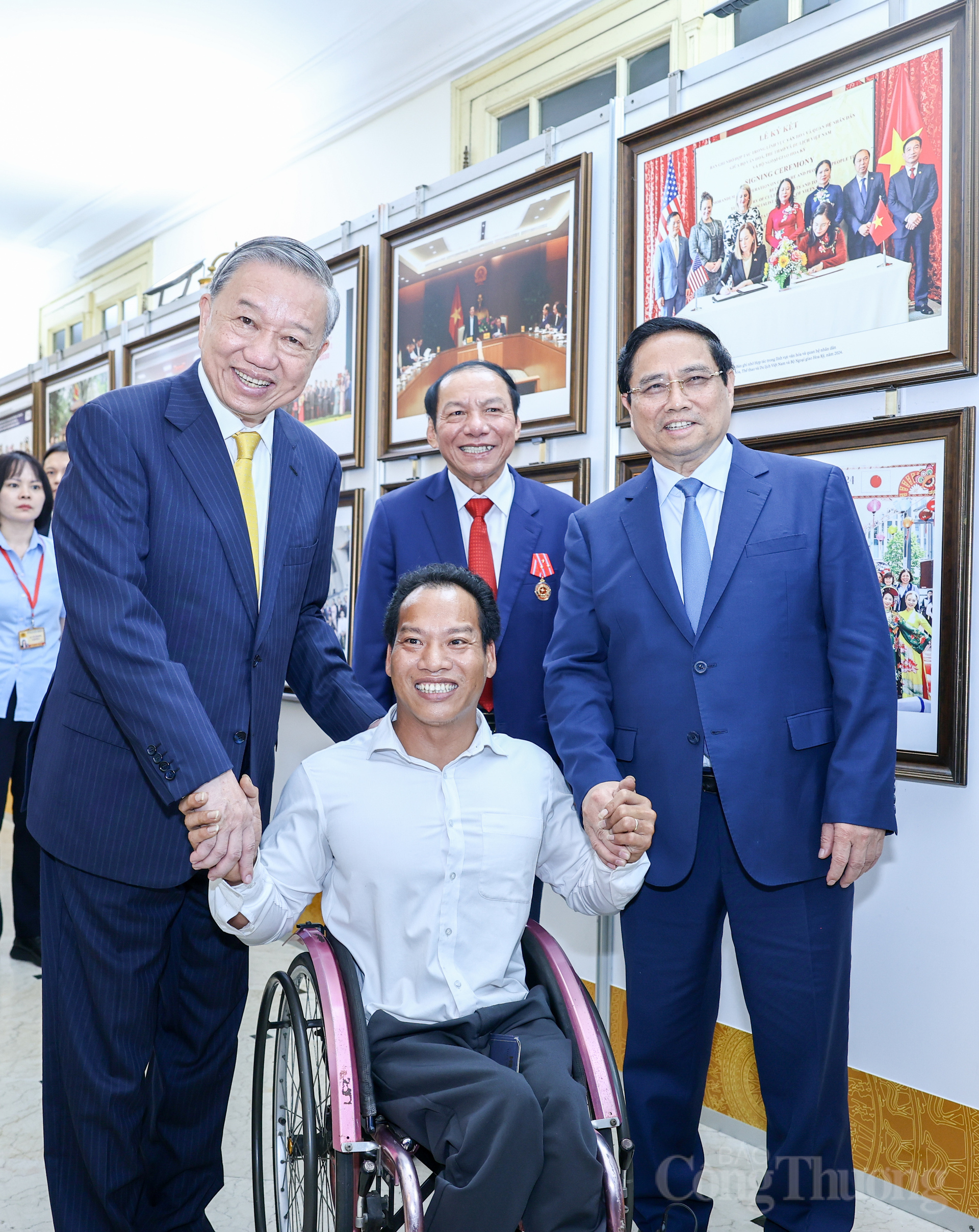 Tổng Bí thư Tô Lâm, Thủ tướng Chính phủ Phạm Minh Chính, Bộ trưởng Bộ Văn hóa, Thể thao và Du lịch chúc mừng, động viên nghị lực phi thường của kỷ lục gia thế giới Lê Văn Công tại Lễ kỷ niệm 80 năm ngành Văn hoá