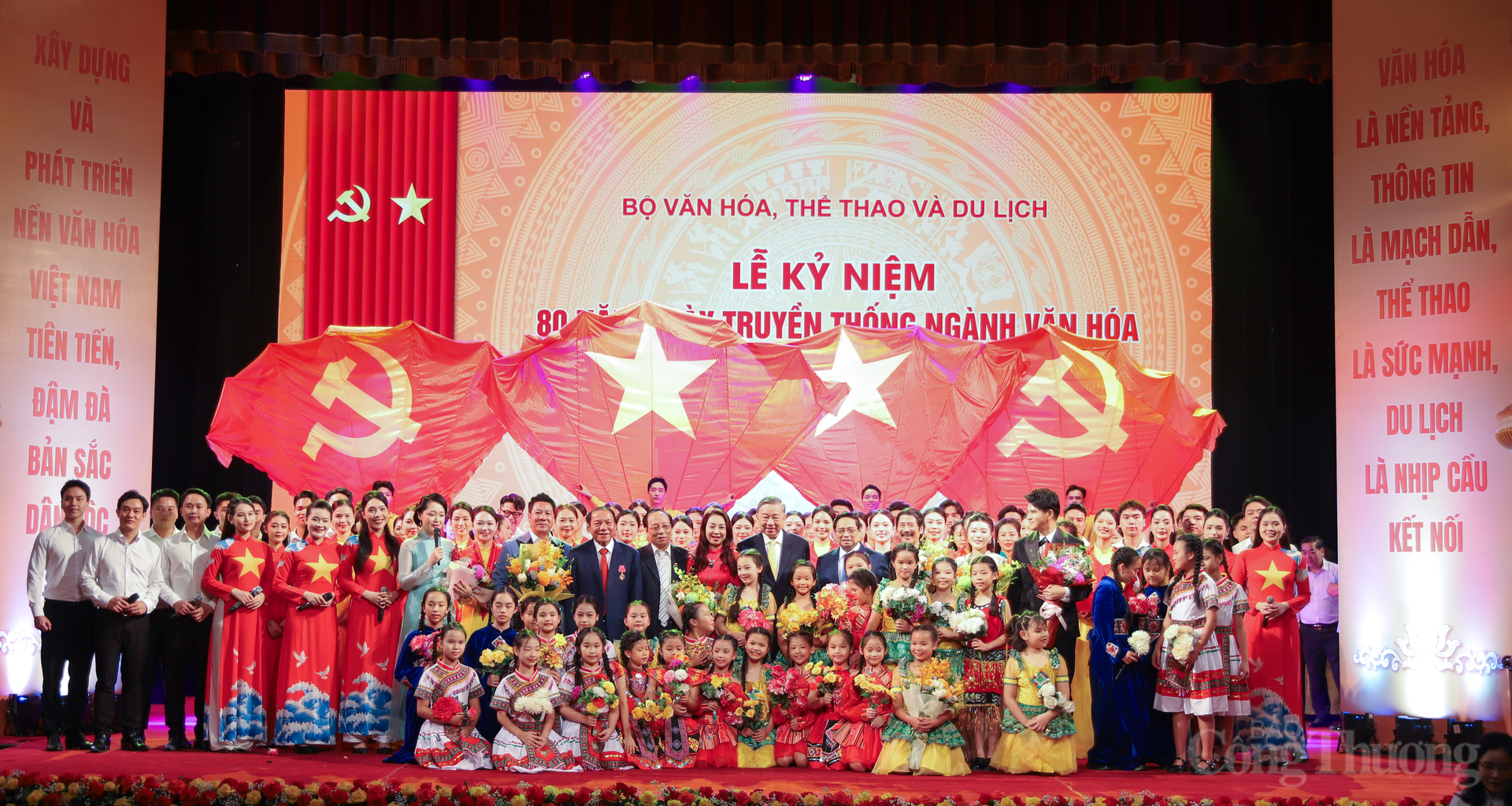 Lãnh đạo Đảng, Nhà nước chúc mừng các nghệ sĩ.