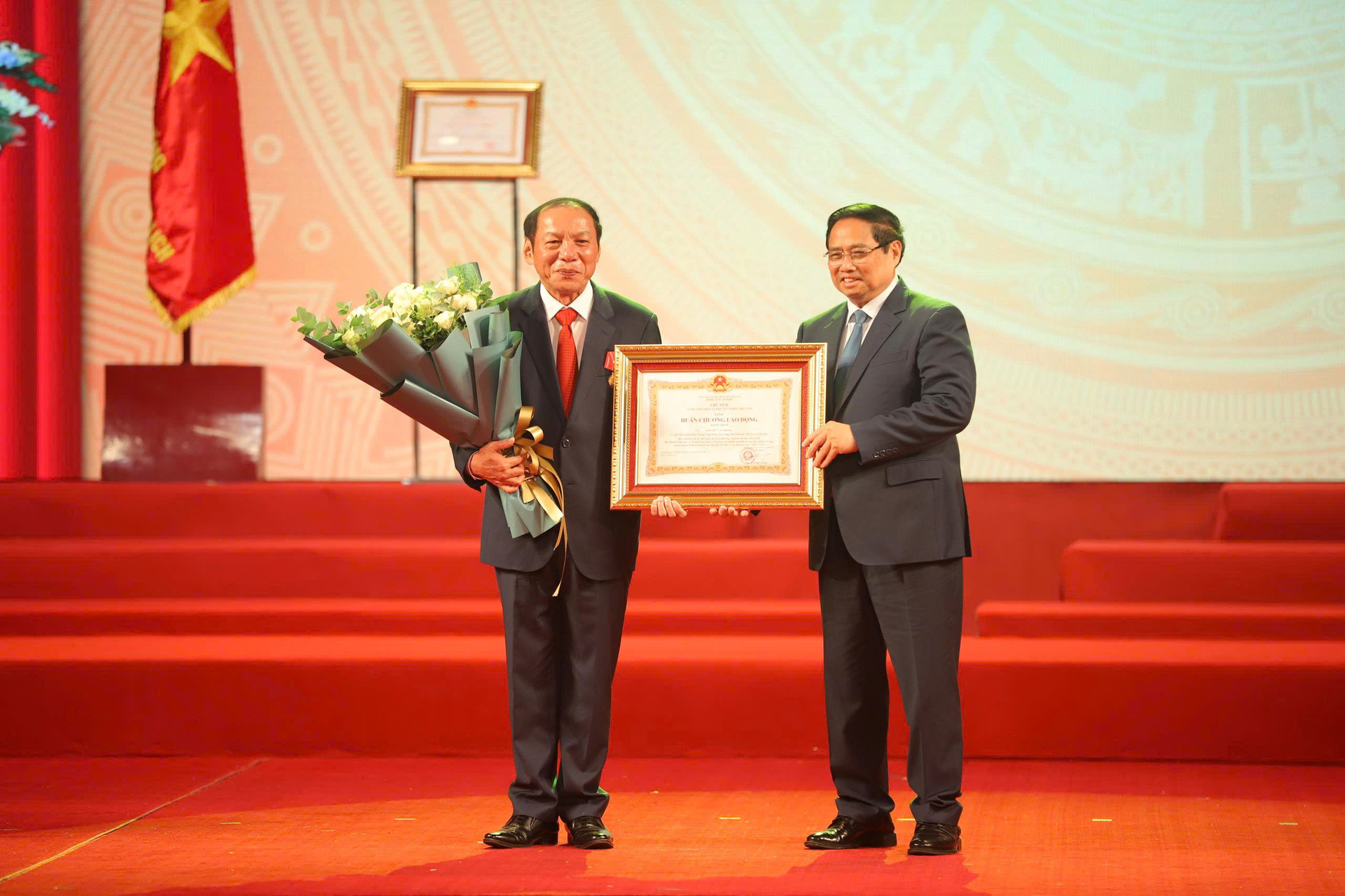 Thủ tướng Chính phủ Phạm Minh Chính trao Huân chương Lao động hạng Nhất cho Bộ trưởng Bộ Văn hóa, thể thao và Du lịch Nguyễn Văn Hùng