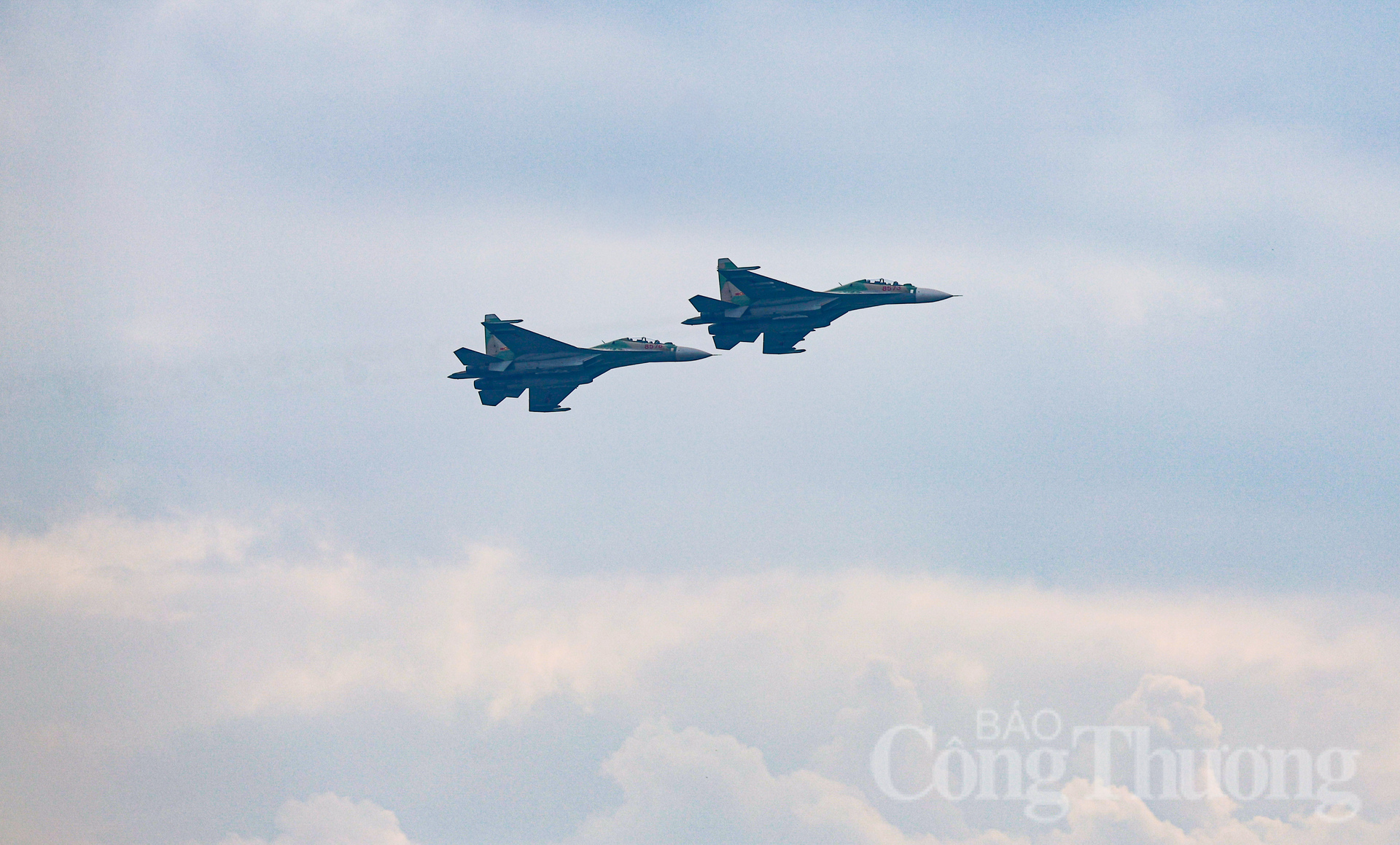 Tiêm kích SU-30MK2 sẽ trình diễn với 2 đội hình 5 chiếc và 2 chiếc