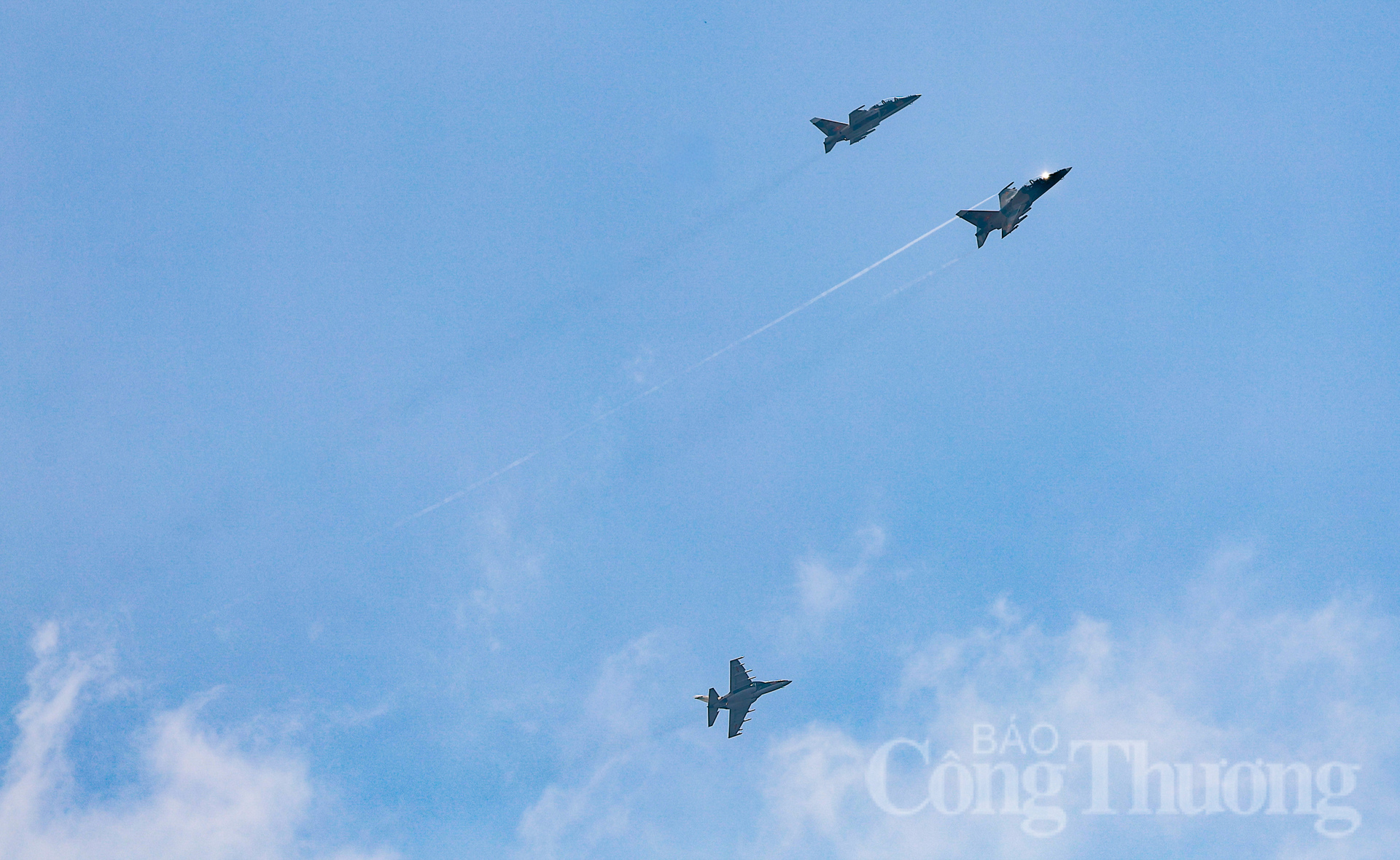 Ba chiếc Yak-130 thức hiện bài tách đội hình trên không