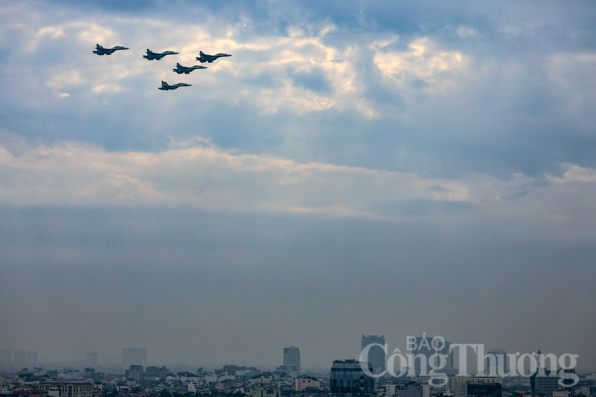Biên đội "hổ mang chúa" SU-30MK2 gầm rú trên bầu trời Hà Nội tại khu Quảng trường Ba Đình