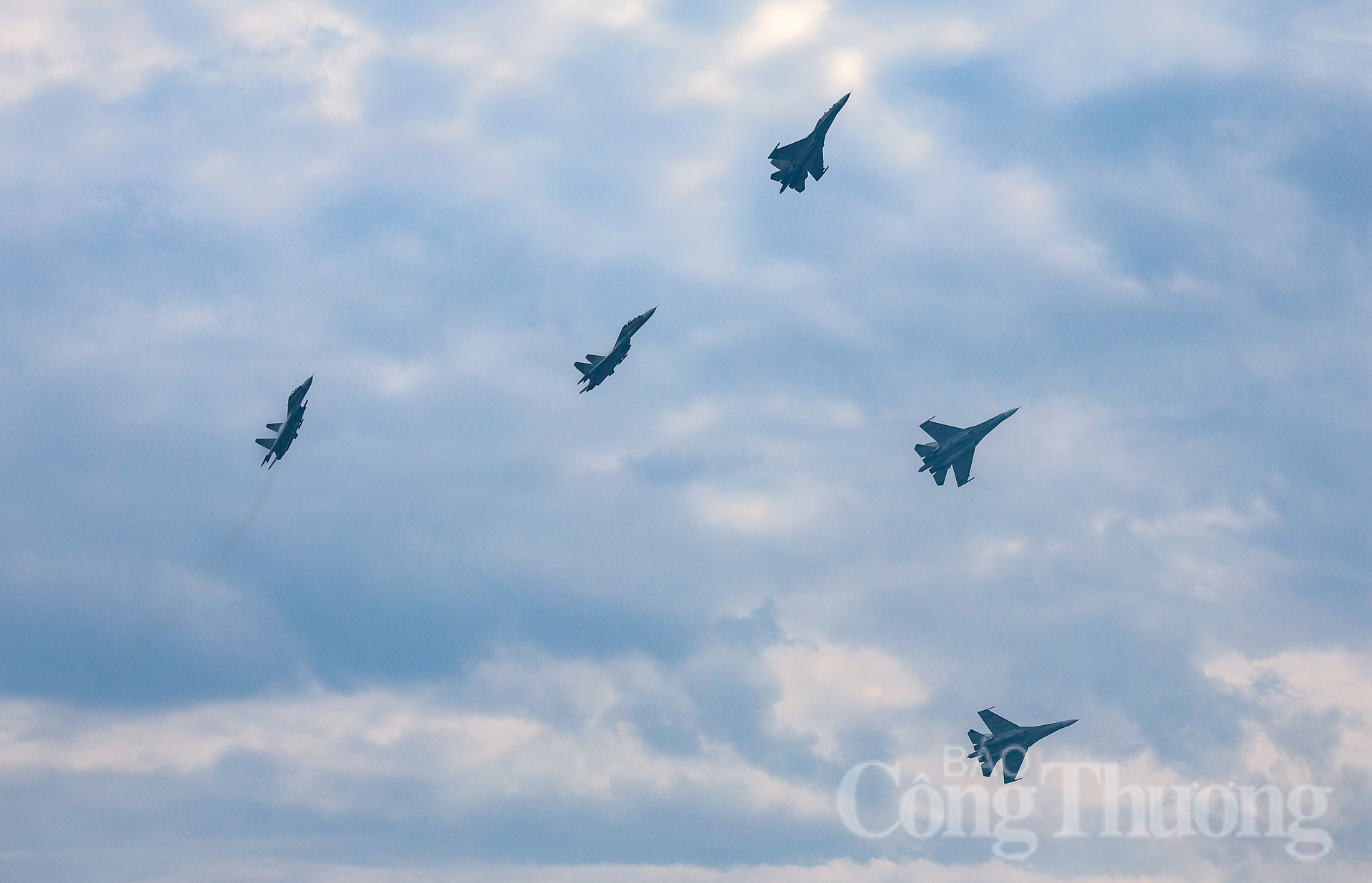 Năm chiếc SU-30MK2 thực hiện bài bay tách đội hình