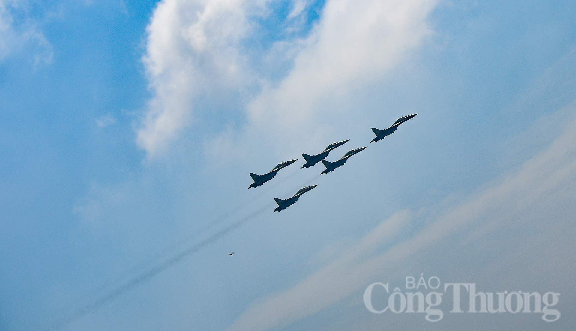 Dàn “hổ mang chúa” SU-30MK2 luyện tập, bay trên bầu trời Hà Nội sáng nay