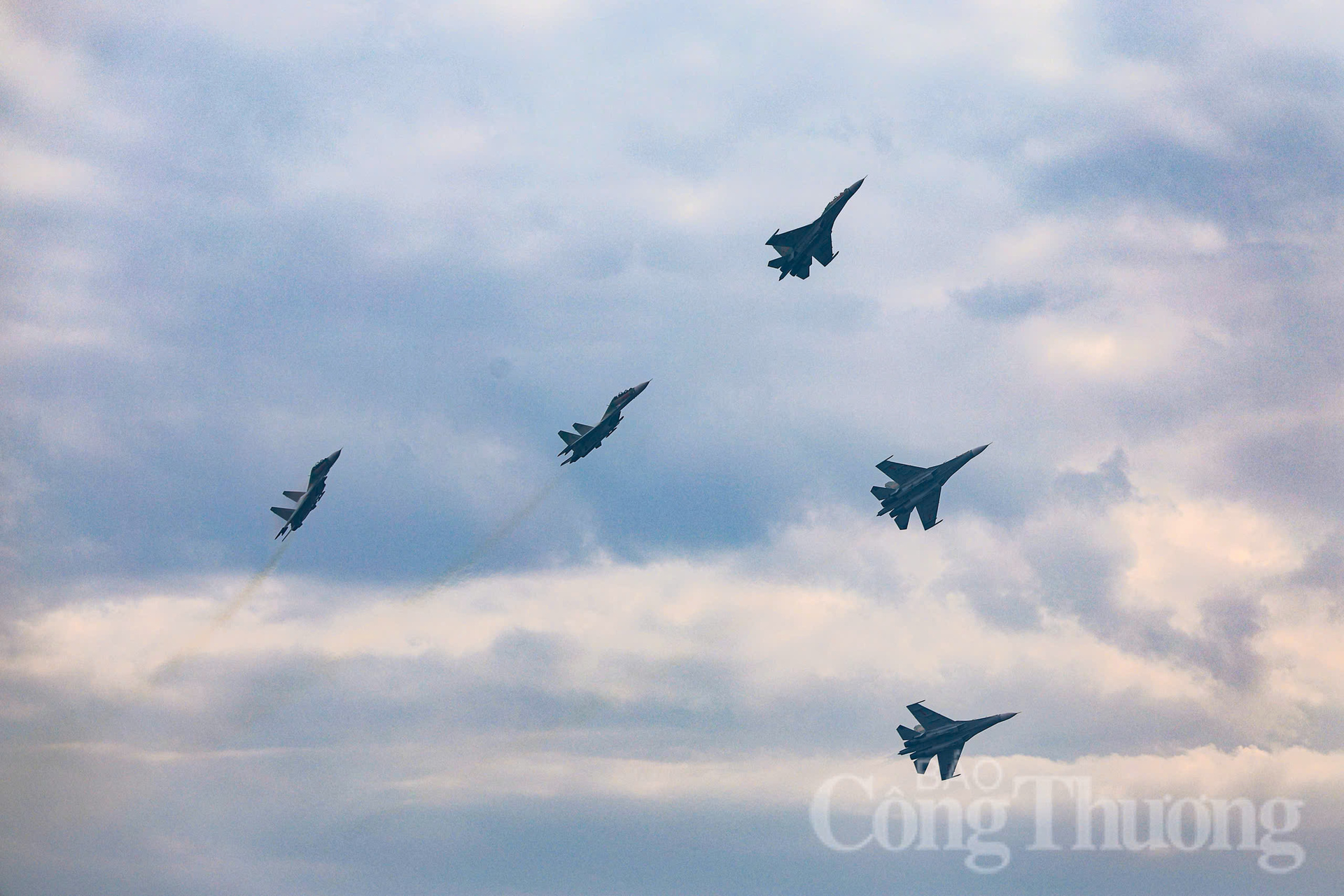 SU-30MK2 là phiên bản nâng cấp của dòng tiêm kích Su-30 do Nga chế tạo, được thiết kế để thực hiện đa nhiệm vụ trong mọi điều kiện thời tiết, cả ngày lẫn đêm, có thể linh hoạt chuyển đổi cấu hình vũ khí trang bị tùy theo từng nhiệm vụ cụ thể.